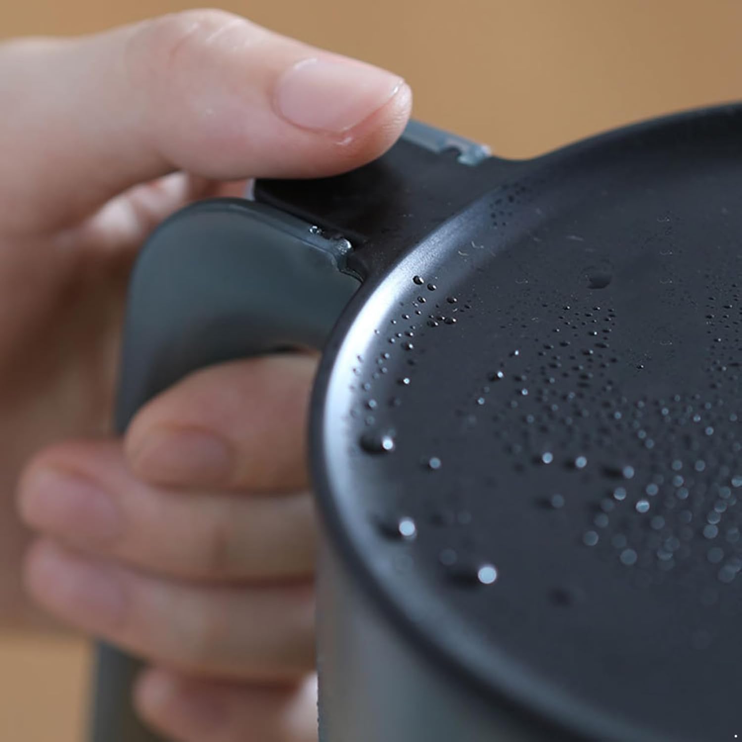 YiZYiF Jarra de plástico de gran capacidad con tapa para bebidas, jarra de agua, jugo, bebida, hervidor de té, bebidas calientes, color negro, 84.5
