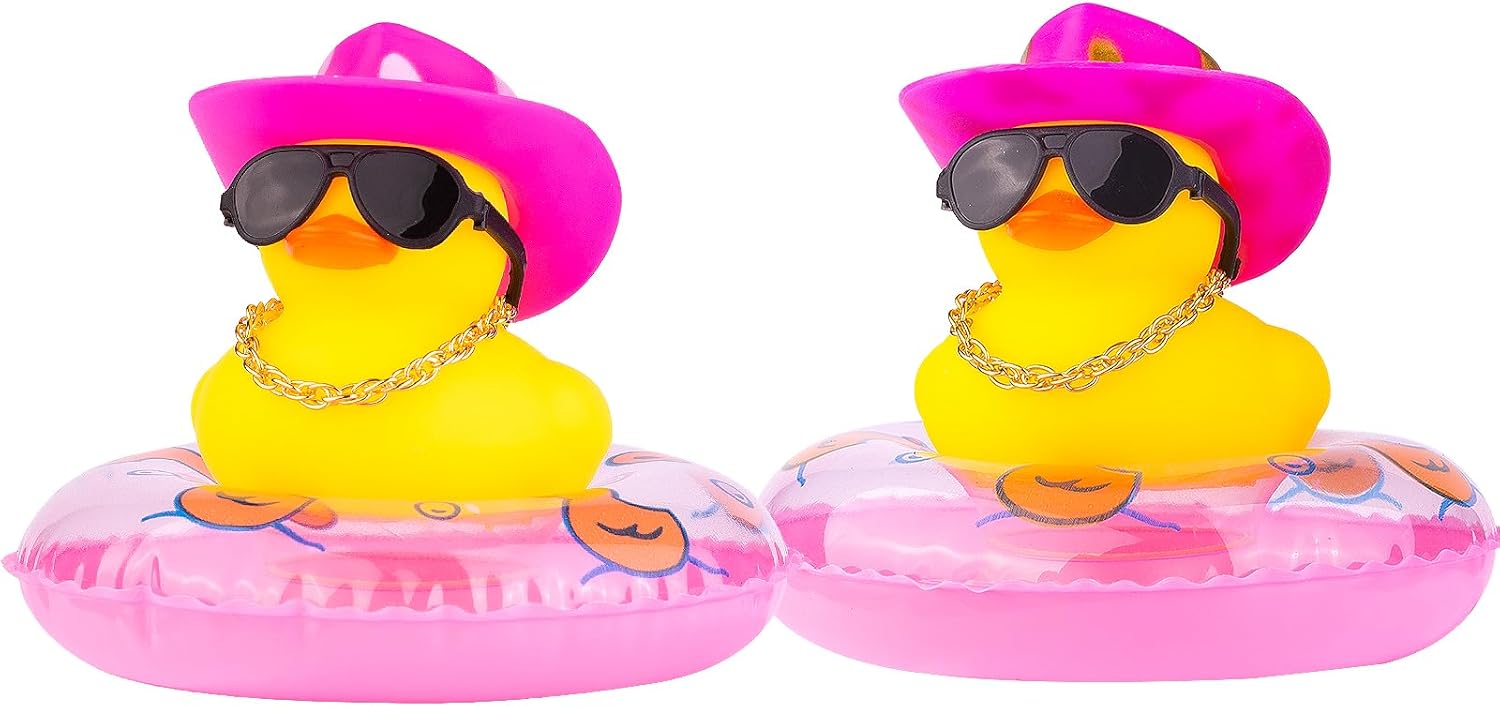 2 adornos de pato para automóvil, decoración de tablero de automóvil de pato amarillo con mini anillo de natación, collar de sombrero de vaquero y