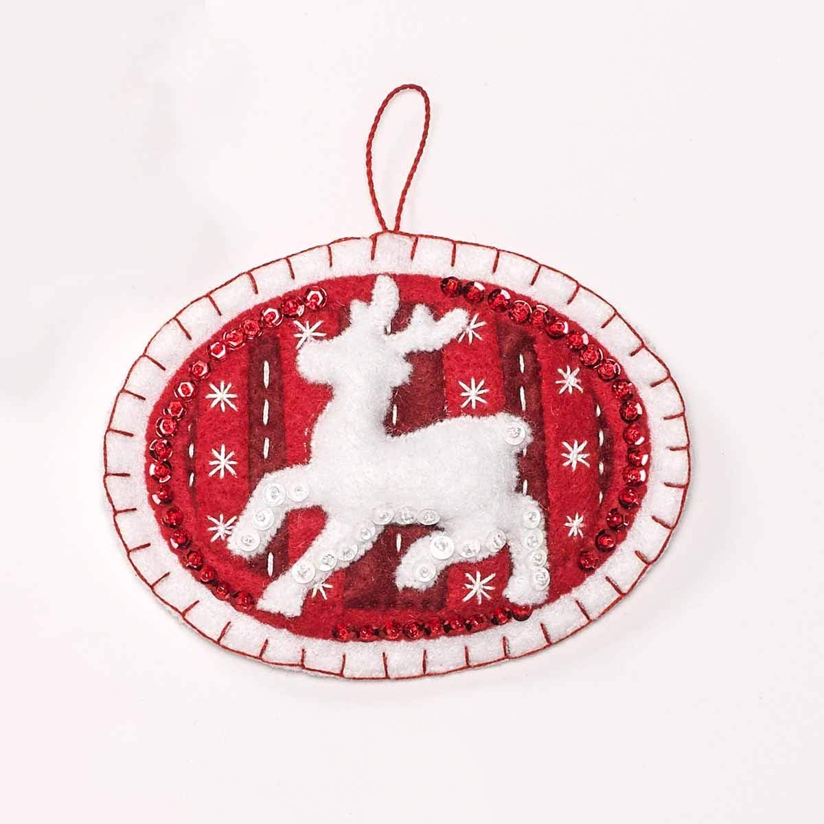 Bucilla 86964E Fieltro Applique 6 Pc. Kit de ornamento, 4″ x 4″, Navidad nórdica, rojo y blanco