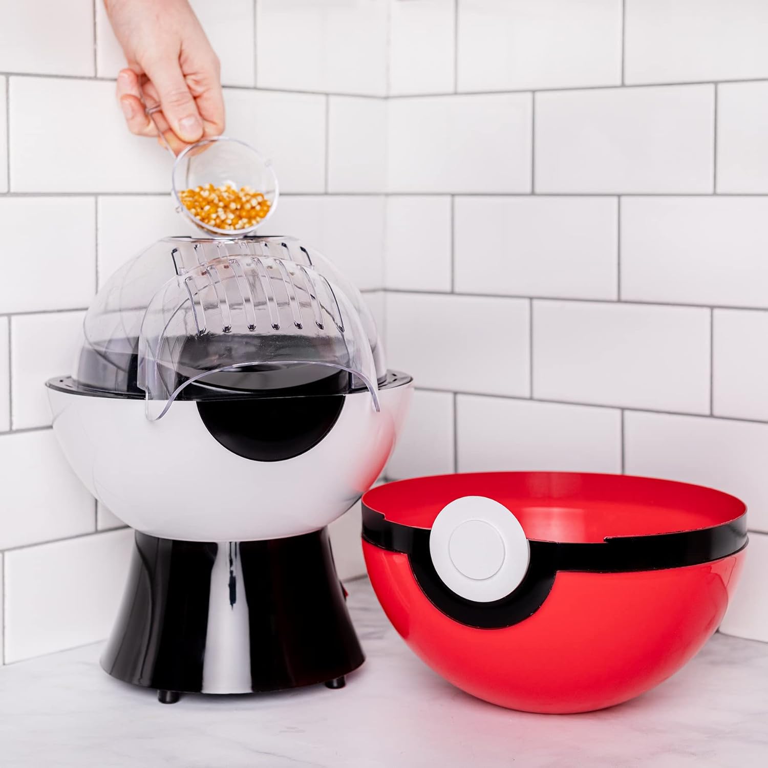Uncanny Brands Máquina de palomitas de maíz Pokémon Pokeball – Electrodoméstico de cocina Pokémon