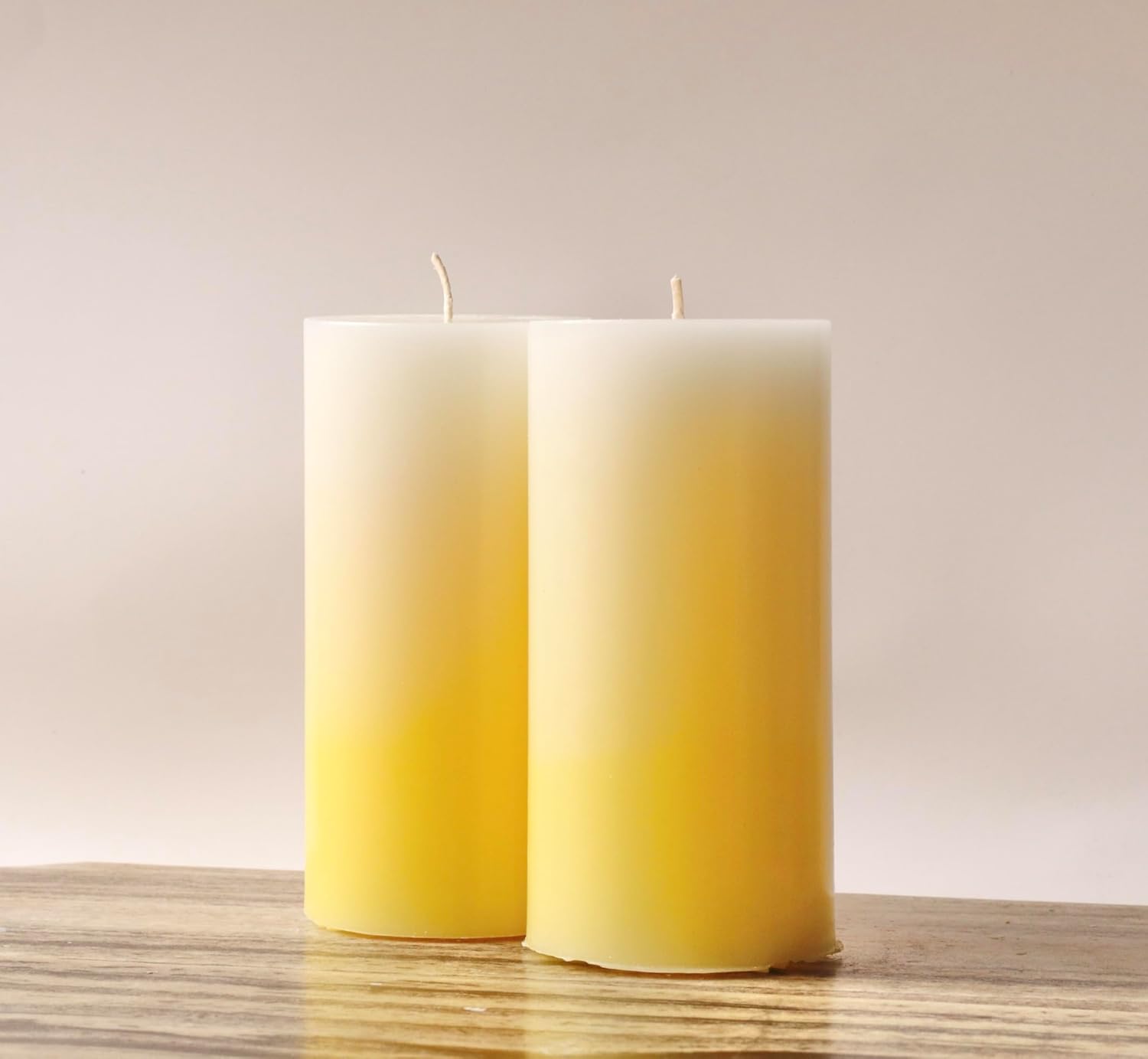 Modern Candle Design – Juego de 2 velas de gradación degradadas vertidas a mano en los Estados Unidos, sin perfume (amarillo dorado, 3 x 6)