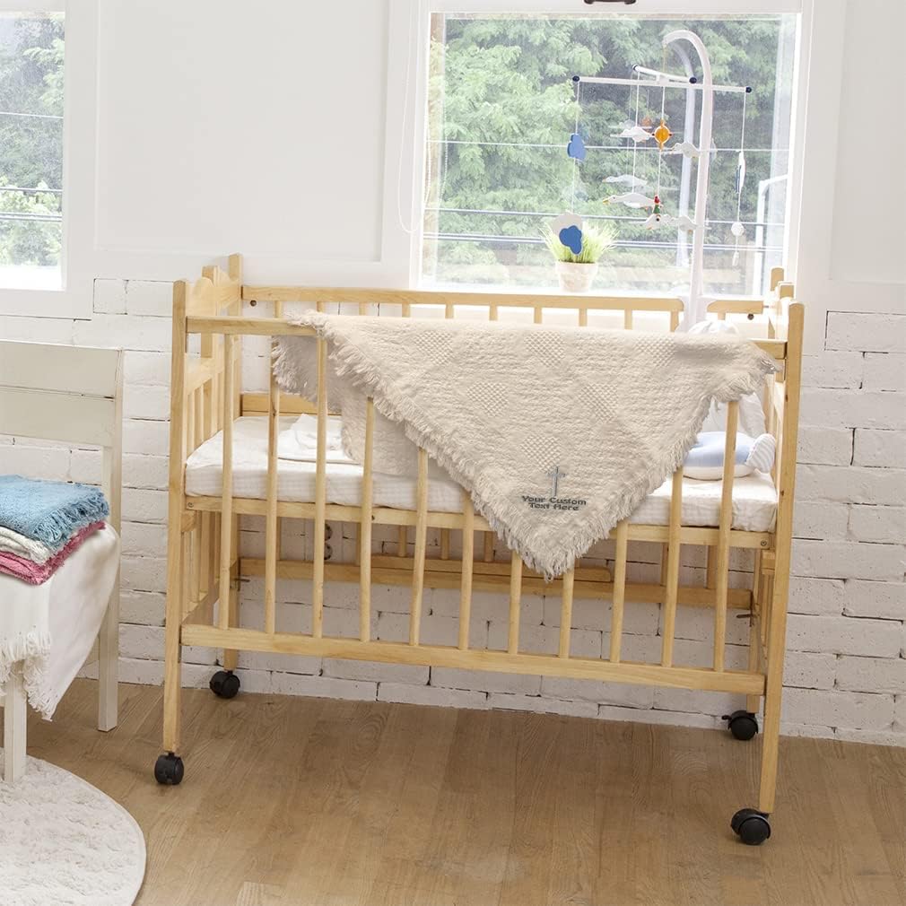 Mantas de bebé bordadas personalizadas para niños y niñas Cruz plata, Texto y nombre personalizados en blanco aquí