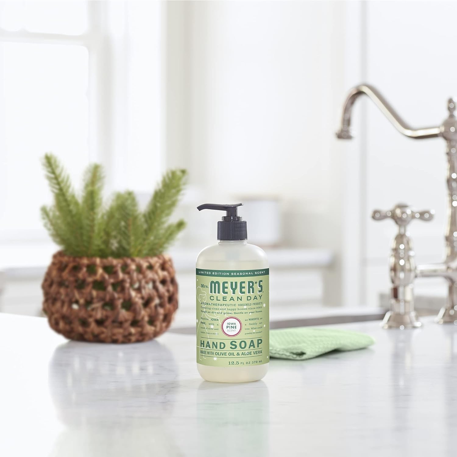 Mrs. Meyer’s – Paquete variado de jabón líquido para manos, Snow Drop + Iowa Pine 15.5 onzas (paquete de 2)