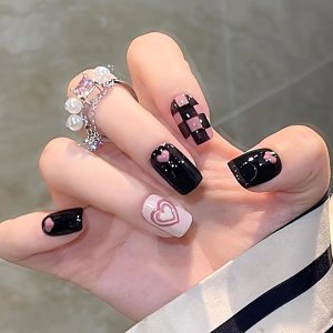 KKUUOO Uñas postizas cuadradas a presión de otoño, uñas postizas medianas con tablero de ajedrez y diseño de corazón, uñas acrílicas rosas y negras, KKUUOO Uñas postizas cuadradas a presión de otoño, uñas postizas medianas con tablero de ajedrez y diseño de corazón, uñas acrílicas rosas y negras,