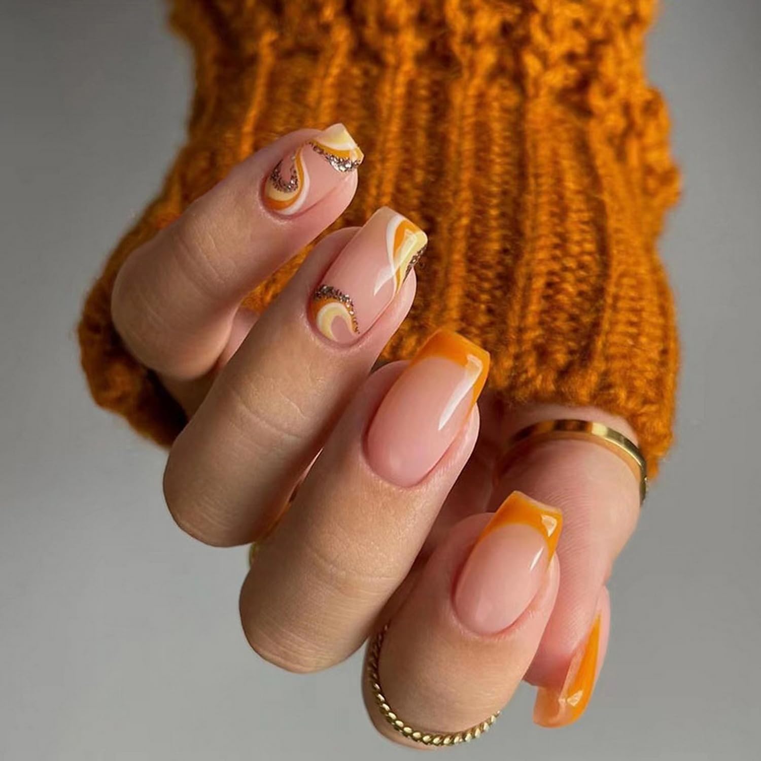 Uñas postizas cuadradas de otoño, uñas cortas a presión, uñas postizas amarillas con diseño de curva dorada brillante, uñas postizas artificiales