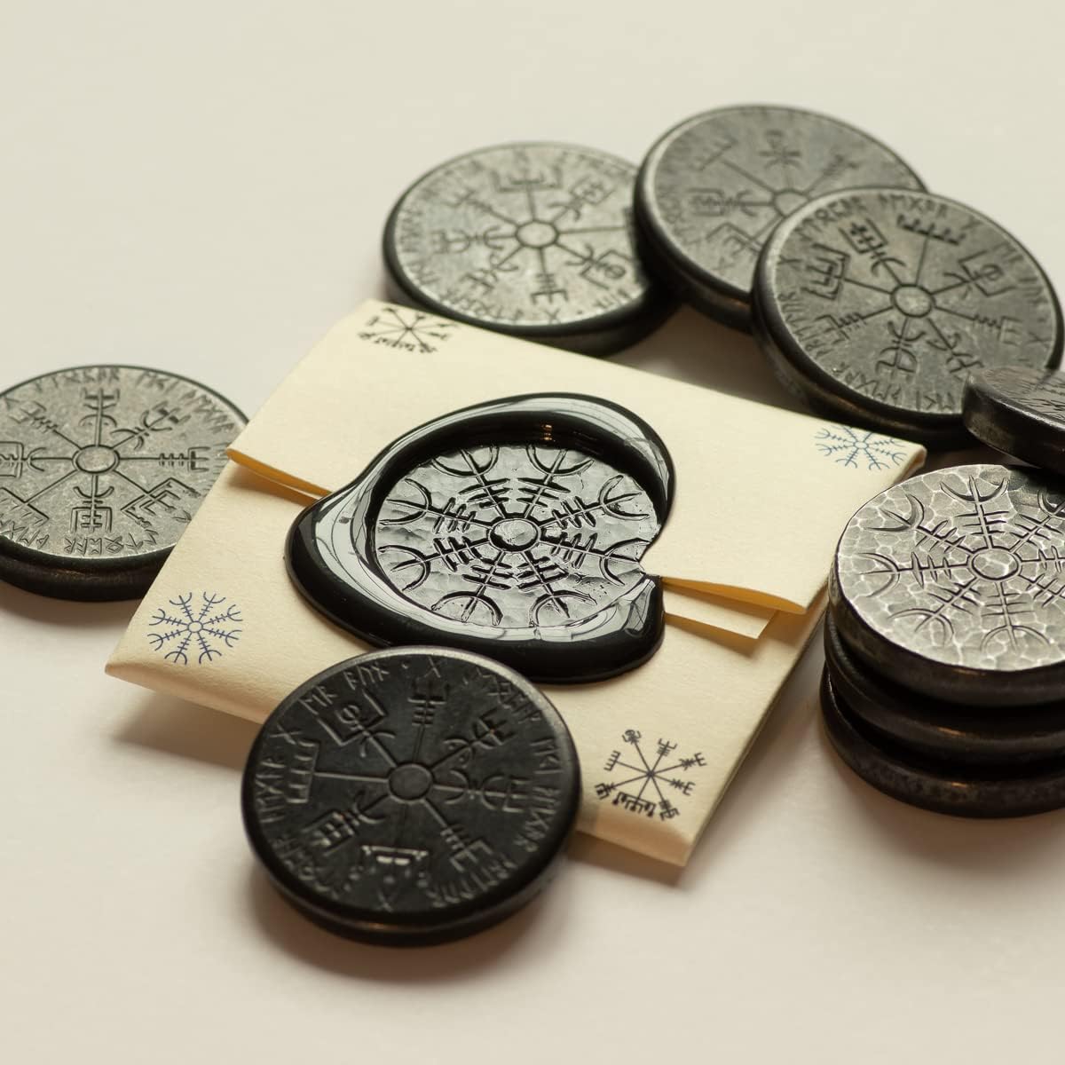 Bastón doble nórdico en hierro, vegvisir y yelmo de asombro