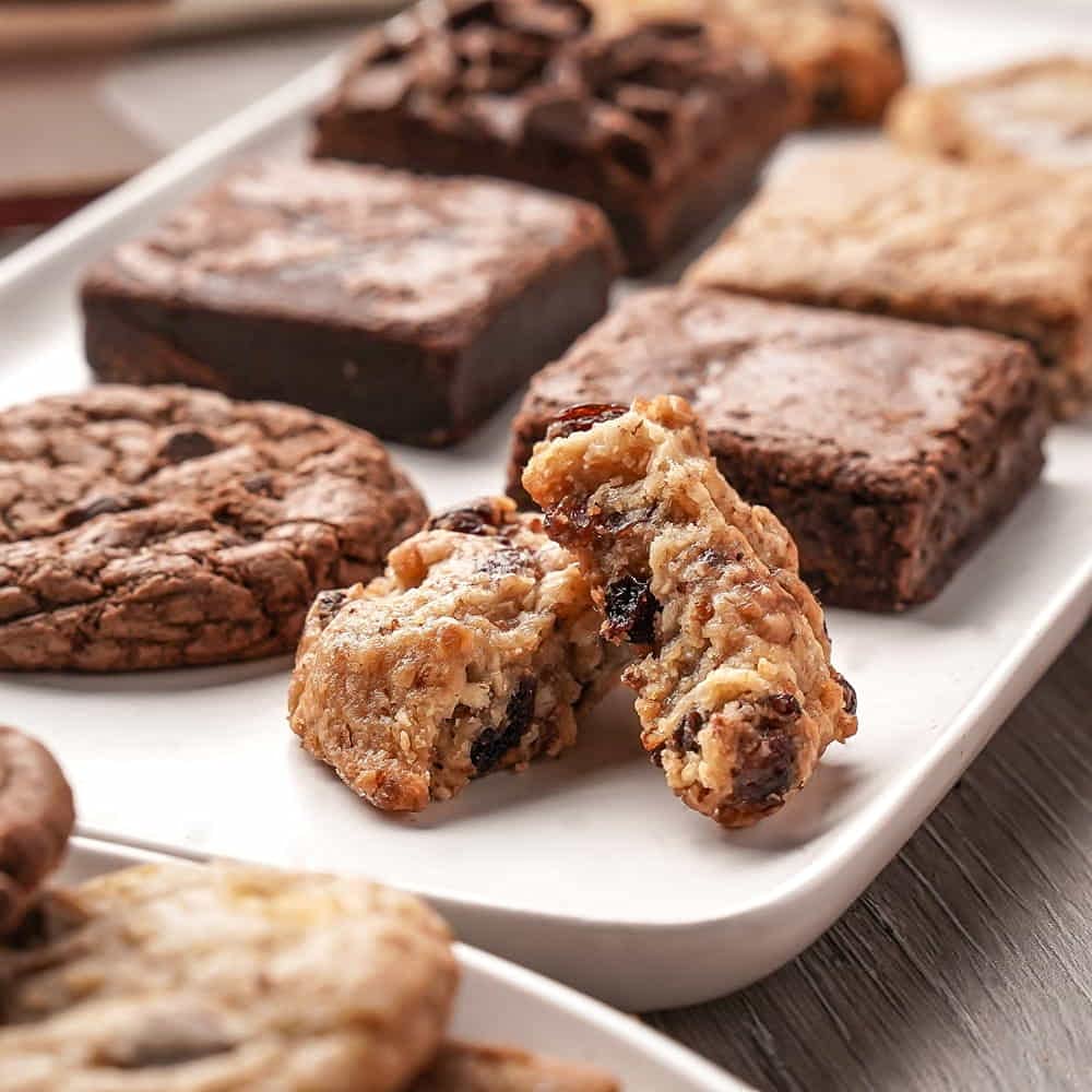 Broadway Basketeers Cestas de regalo de condolencia, caja de regalo de brownies y galletas recién horneados, paquete de cuidado de postres envueltos