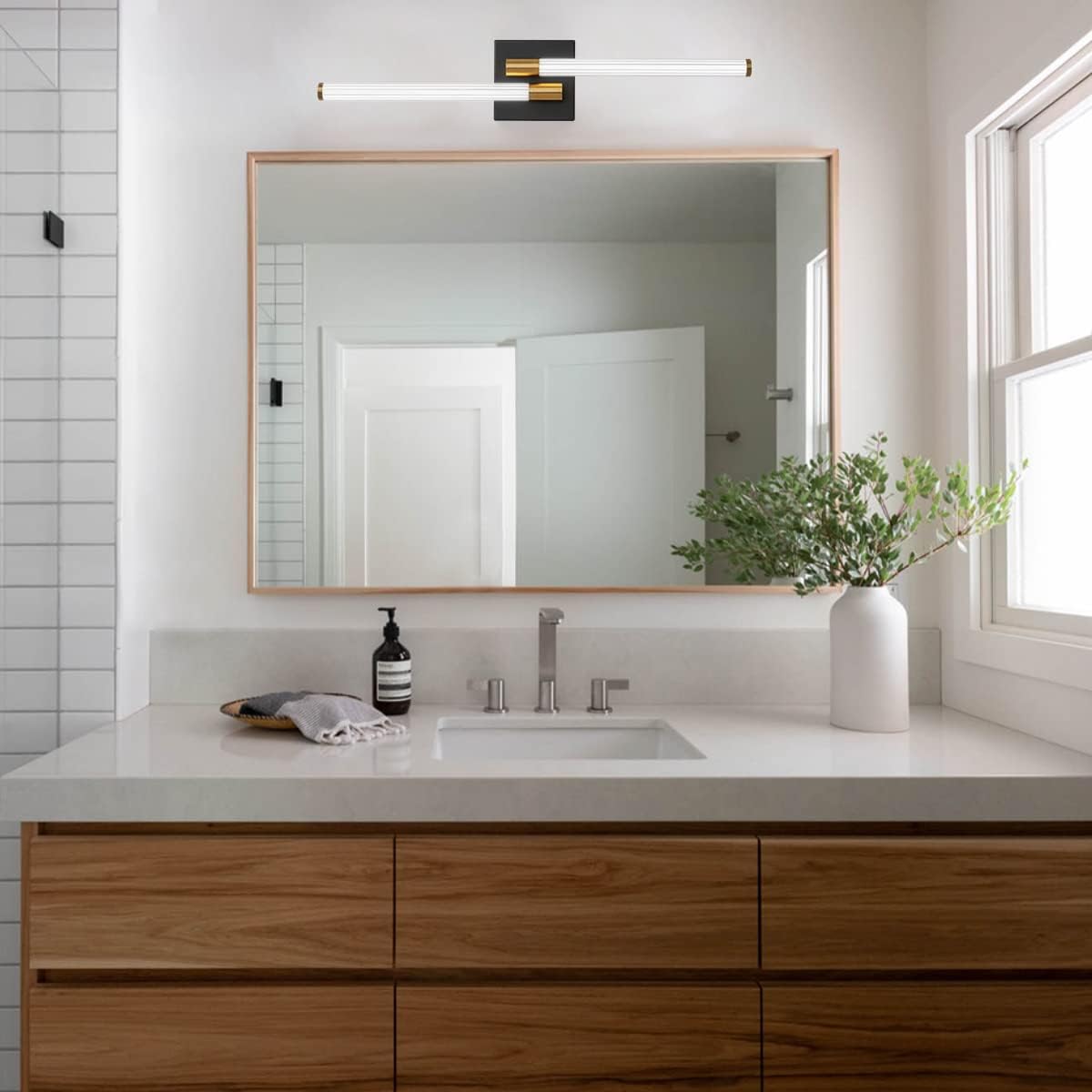 PENACINY Lámpara de tocador de 24 pulgadas, color negro y dorado, lámpara de pared LED moderna de acrílico para baño, dormitorio, sala de estar