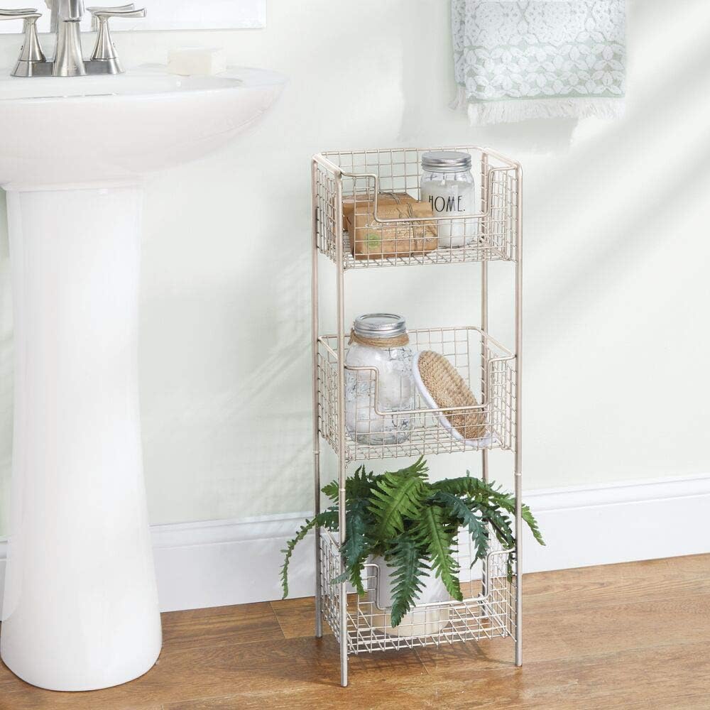 mDesign – Estantería vertical de 3 niveles para baño, organizador de almacenamiento de metal decorativo con 3 cestas para guardar y organizar