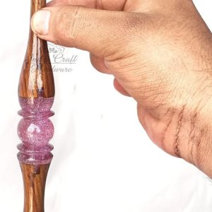 Merit wooden craft Ganchos de ganchillo hechos a mano de resina azul claro epoxi y mezcla de madera, agujas ergonómicas de mango suave, tejido de Merit wooden craft Ganchos de ganchillo hechos a mano de resina azul claro epoxi y mezcla de madera, agujas ergonómicas de mango suave, tejido de