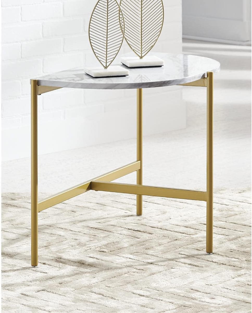 Signature Design by Ashley Wynora – Mesa auxiliar contemporánea de media luna con parte superior de mármol sintético, color blanco y dorado