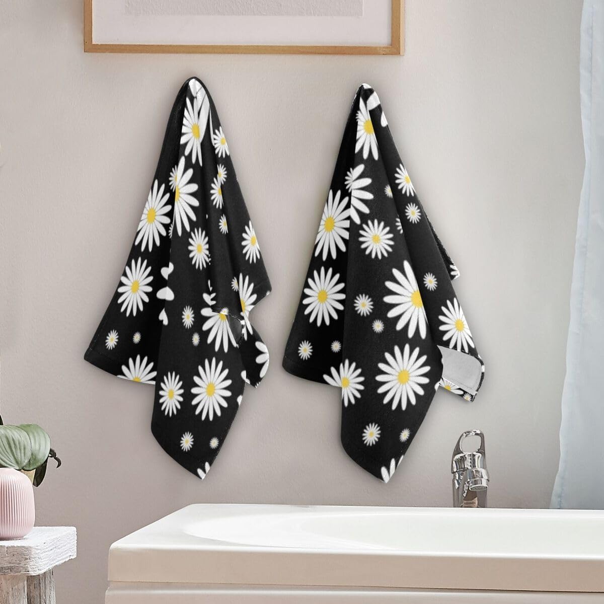 Juego de 2 toallas de mano de flores de margaritas para baño, lindo fondo negro, estampado floral, suave, pequeño, juego de toallas de baño