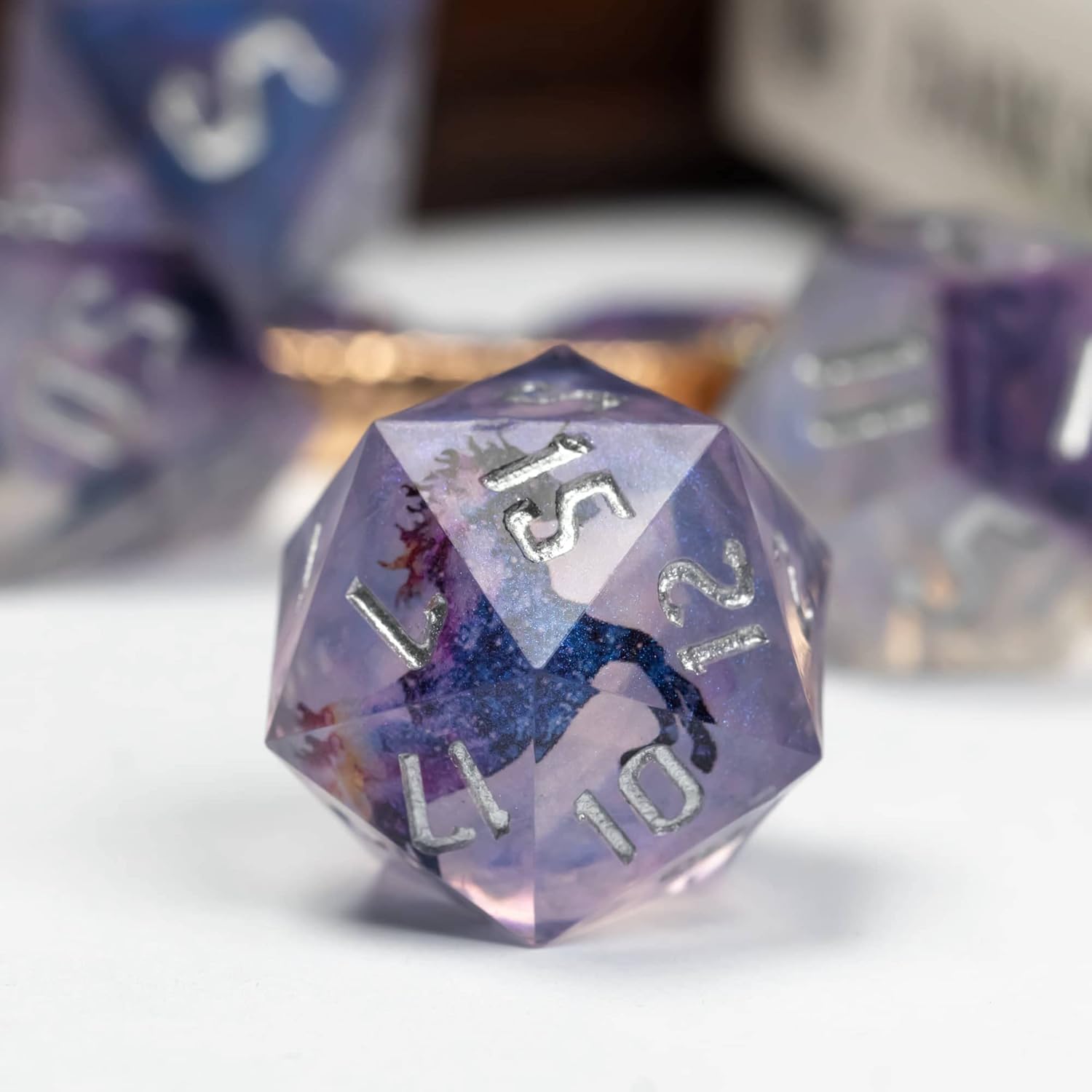 Cusdie Dados DND de bordes afilados, 7 dados D&D, juego de dados poliédricos hechos a mano, para juegos de rol, MTG Pathfinder (unicornio Decoupage)