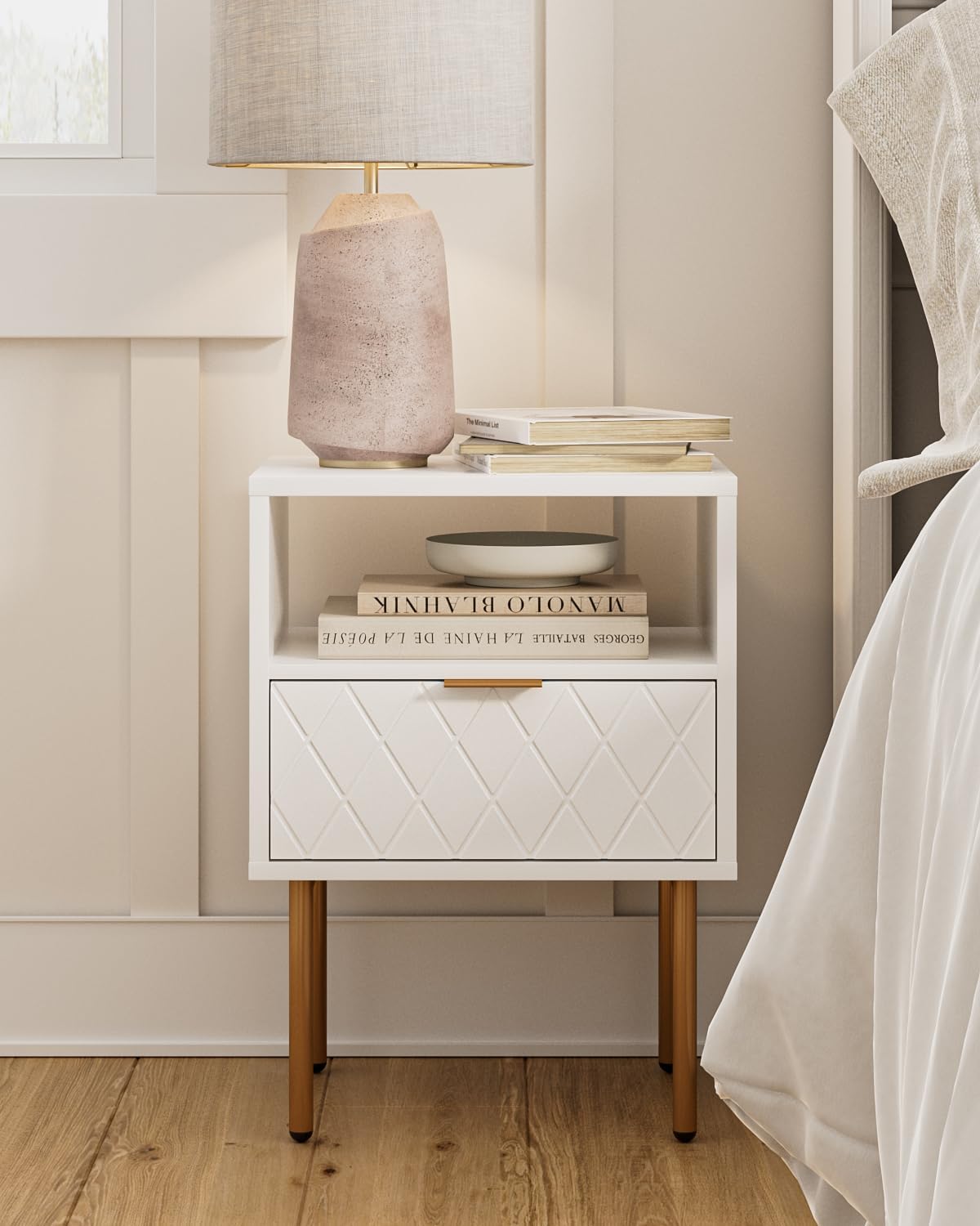 Masupu Mesita de noche, mesita de noche pequeña con cajón, mesita de noche blanca, muebles de noche, mesa auxiliar con marco dorado, cómoda con