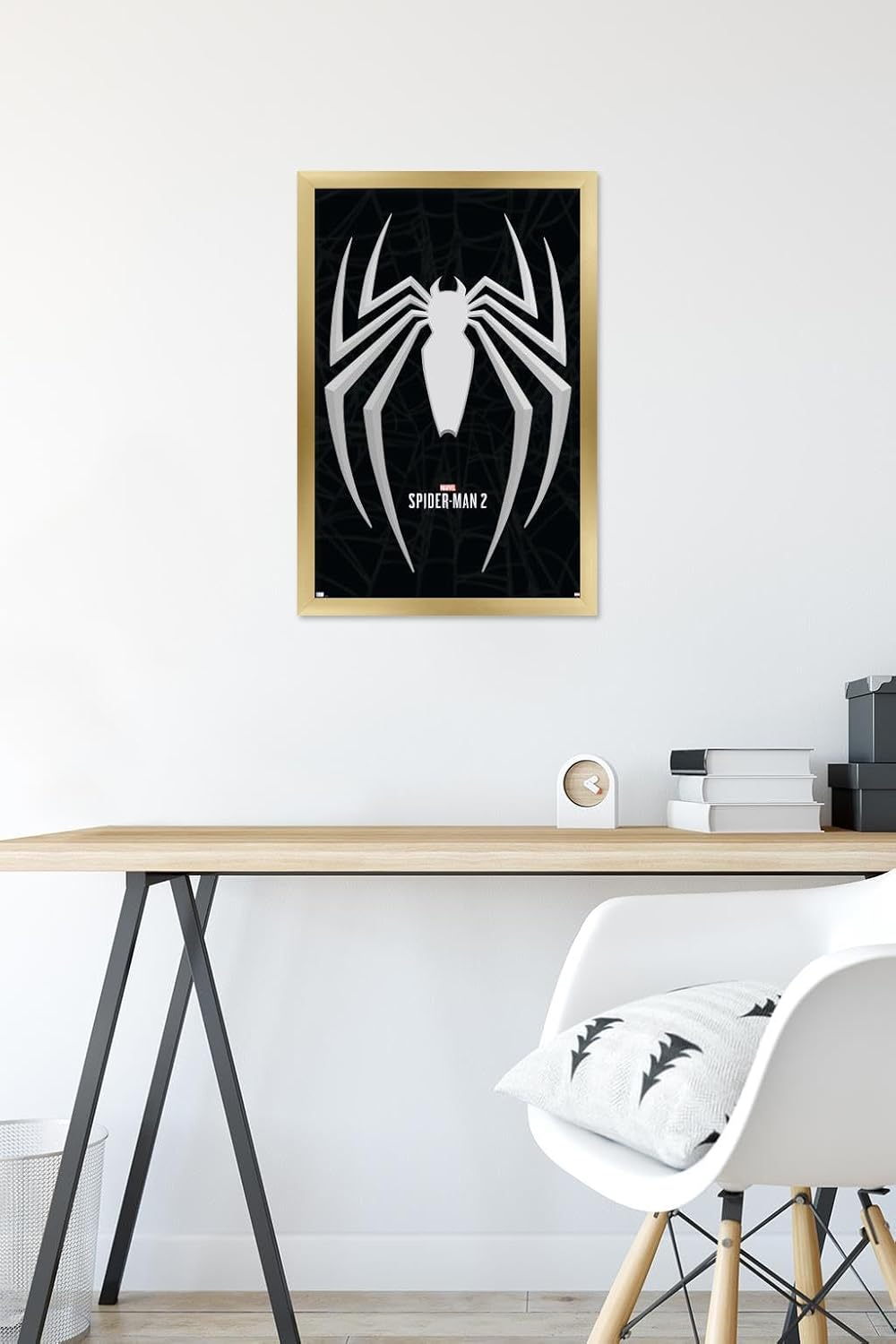 Trends International Marvel’s Spider-Man 2 – Póster de pared con icono de Peter Parker, 14.72 x 22.37 pulgadas, versión enmarcada en oro
