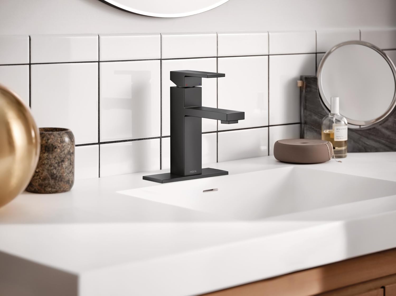 Moen Revyl 84771BL – Grifo de lavabo de baño moderno de un solo agujero, negro mate con placa opcional y conjunto de drenaje con resorte, 84771BL