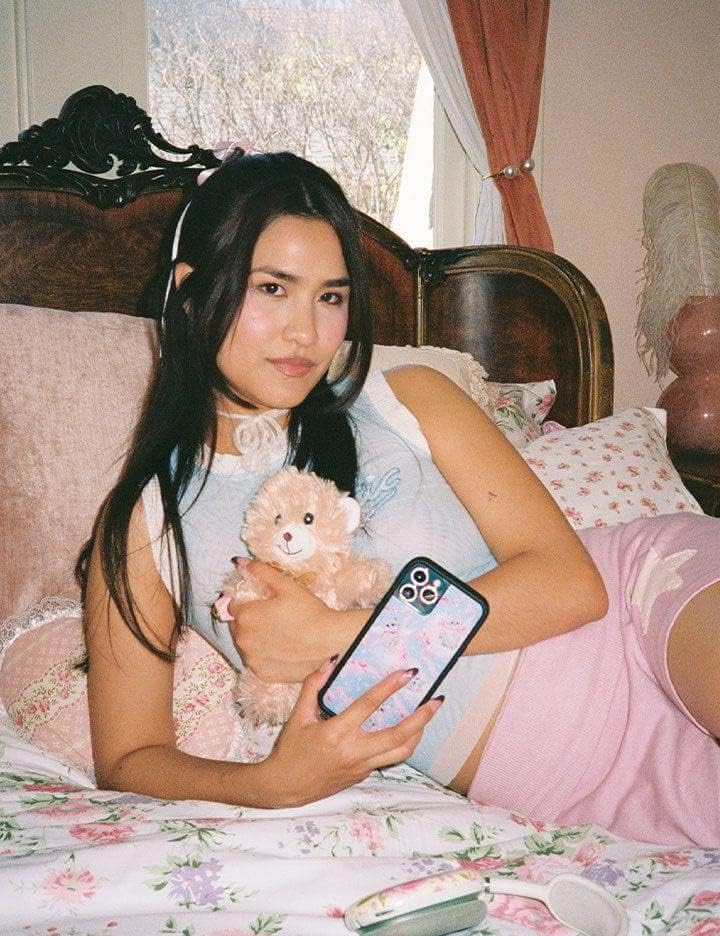 Wildflower Fundas – Funda para iPhone 14 Pro de gatito alrededor