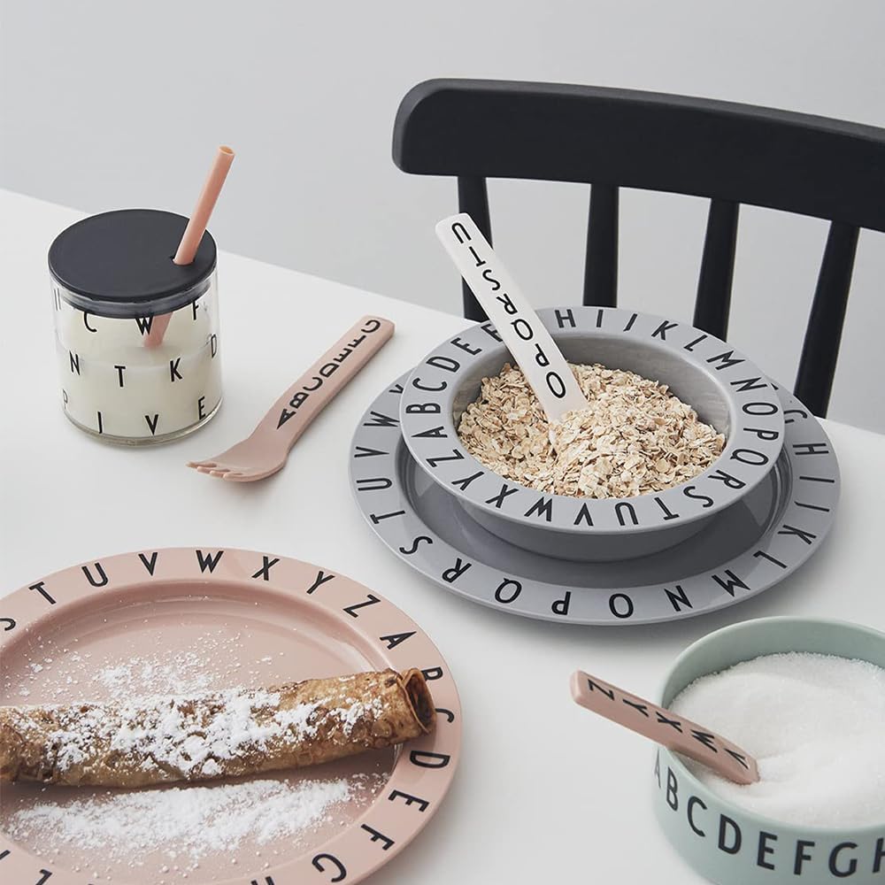 Design Letters Eat & Learn – Juego de 4 tenedores, cuchillos y cucharas para niños pequeños, diseño en Dinamarca, juego de cubiertos Tritan para