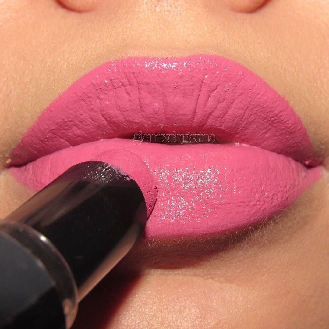 Wet N Wild – Lápiz labial con acabado sedoso, rojo agudo, 0.13 onzas