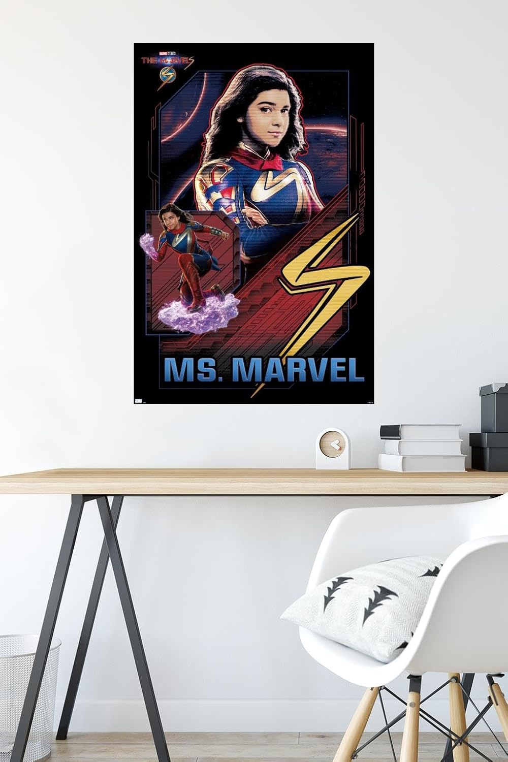 Trends International Marvel The Marvels – Póster de pared de Ms. Marvel, 22.37 x 34.00 pulgadas, paquete de póster y montaje prémium