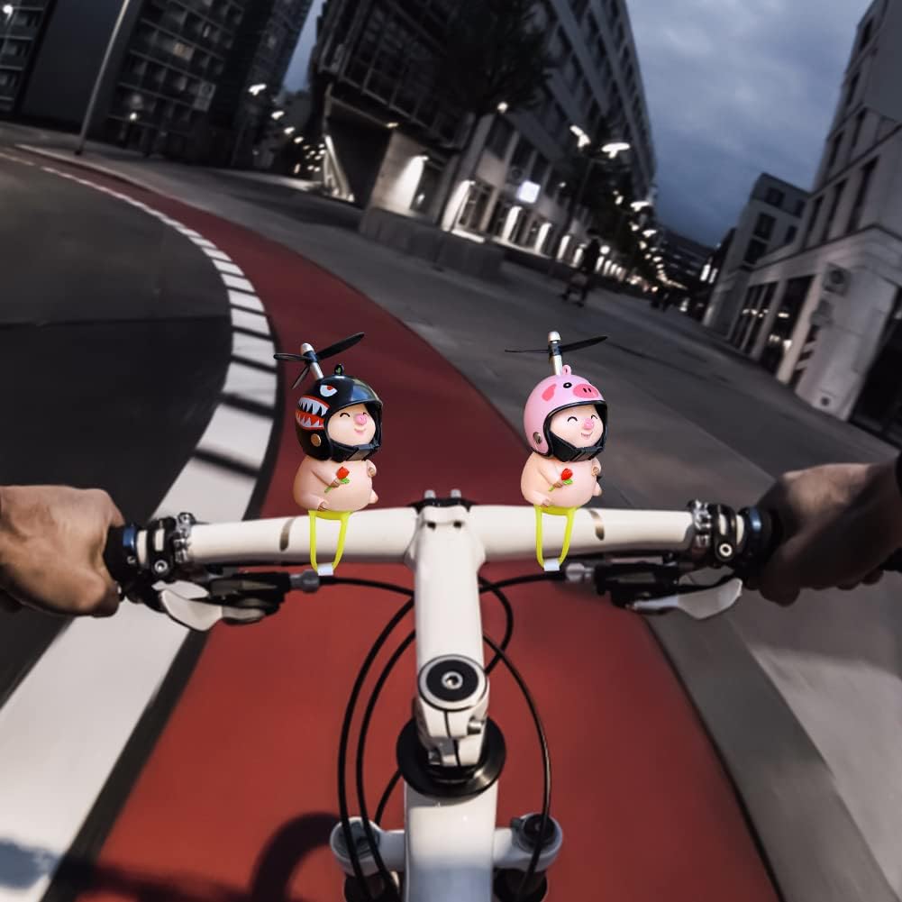 ikasus Lindas figuras de muñeca de cerdo con casco, adorno de cerdito de la suerte, colgante para bicicleta, motocicleta, coche eléctrico, tablero
