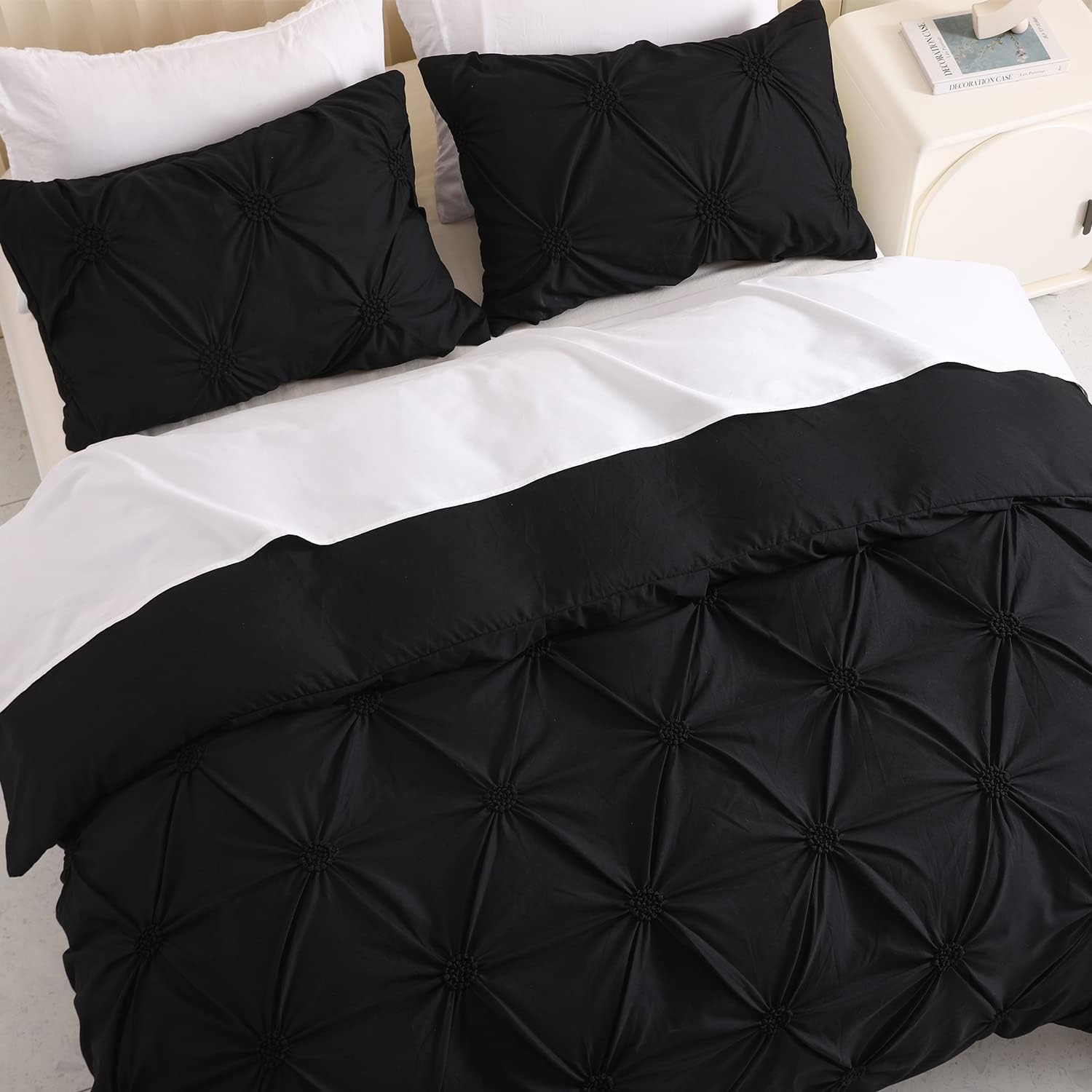 SLEEPBELLA Juego de edredón de 3 piezas, diseño floral fruncido, color negro, tamaño King, relleno interior de microfibra suave, alternativo, Shabby