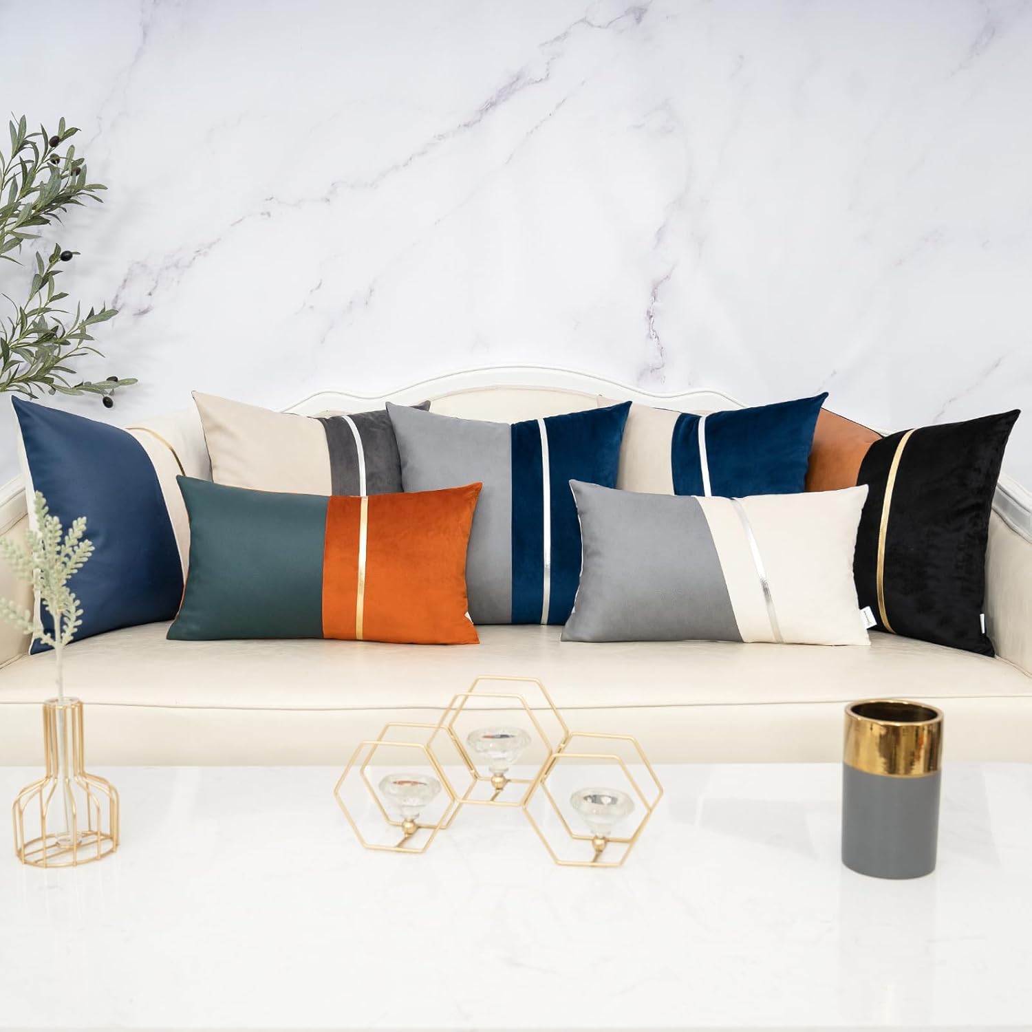 Yamminess Paquete de 2 fundas de almohada decorativas de 18 x 18 pulgadas, fundas de cojín de piel sintética beige y terciopelo gris, fundas de