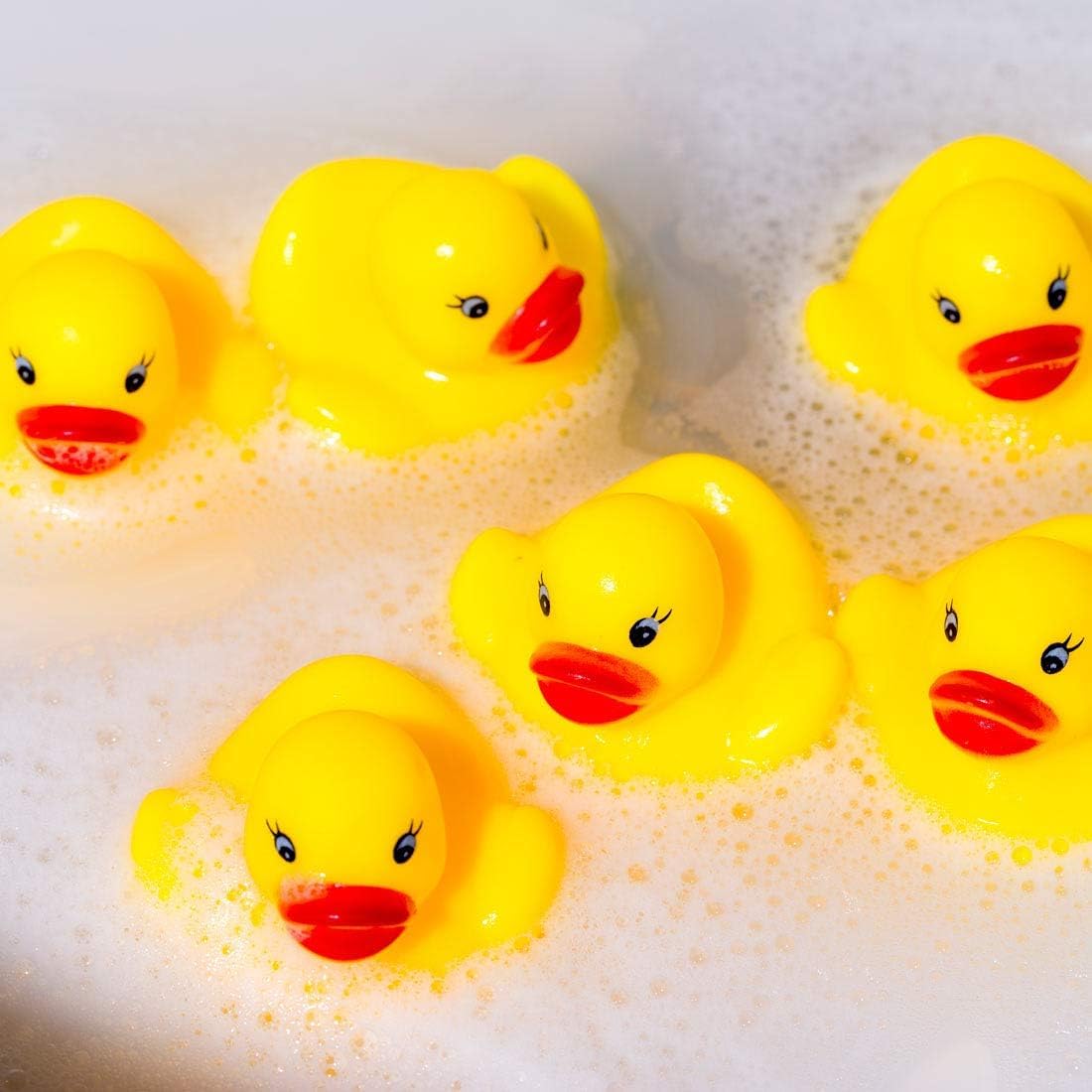 50 piezas de flotador y chirrido mini pato de goma para el baño del bebé Ducky Sound ShowerToys para niños celebrar la alegría de los niños