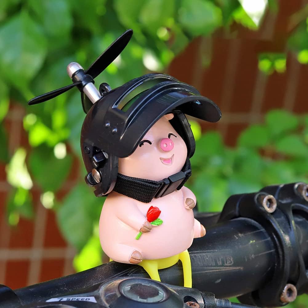 ikasus Lindas figuras de muñeca de cerdo con casco, adorno de cerdito de la suerte, colgante para bicicleta, motocicleta, coche eléctrico, tablero