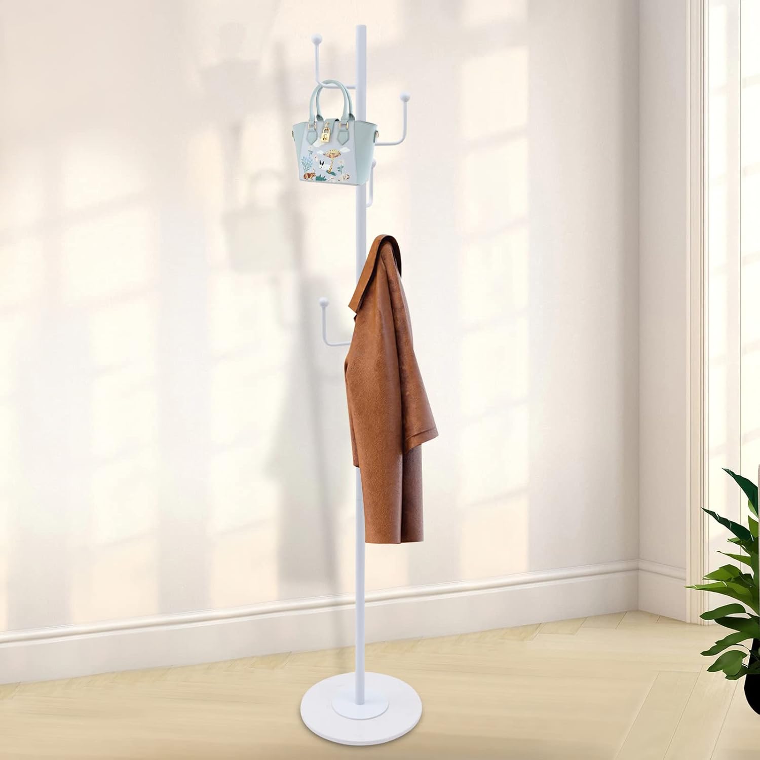 Perchero de metal moderno de 67 pulgadas con 6 ganchos, base estable de mármol para abrigos, sombreros, bolsos, bolsos, pasillo, pasillo,