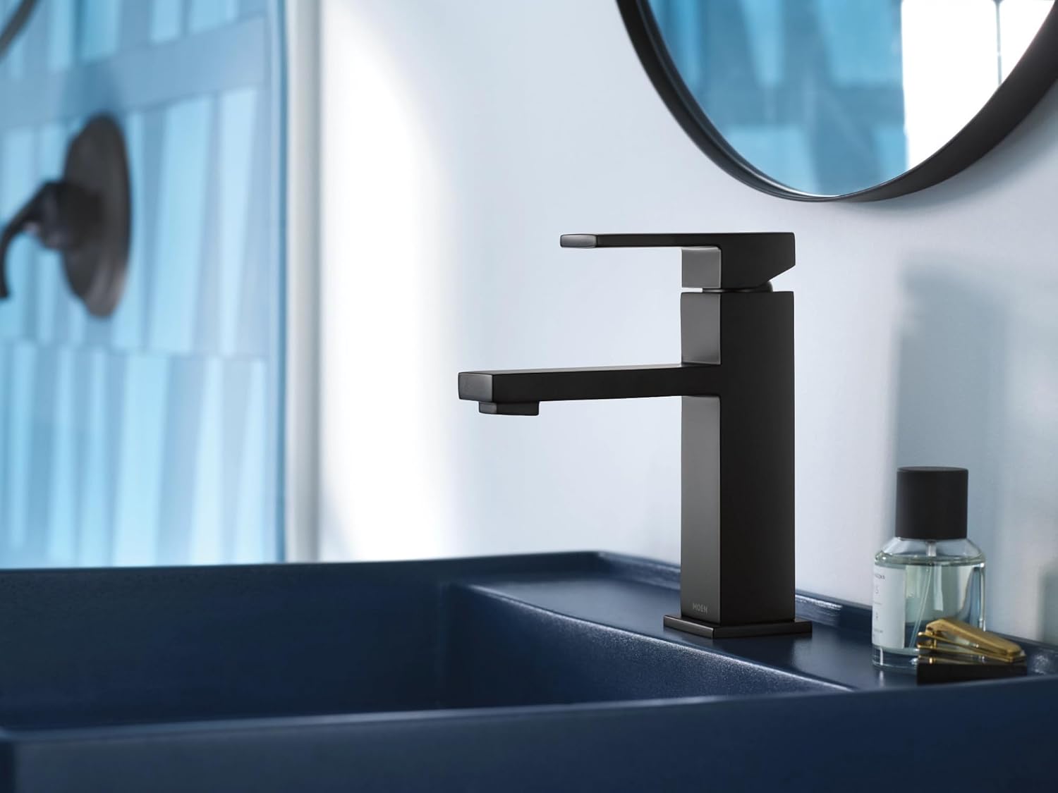 Moen Revyl 84771BL – Grifo de lavabo de baño moderno de un solo agujero, negro mate con placa opcional y conjunto de drenaje con resorte, 84771BL