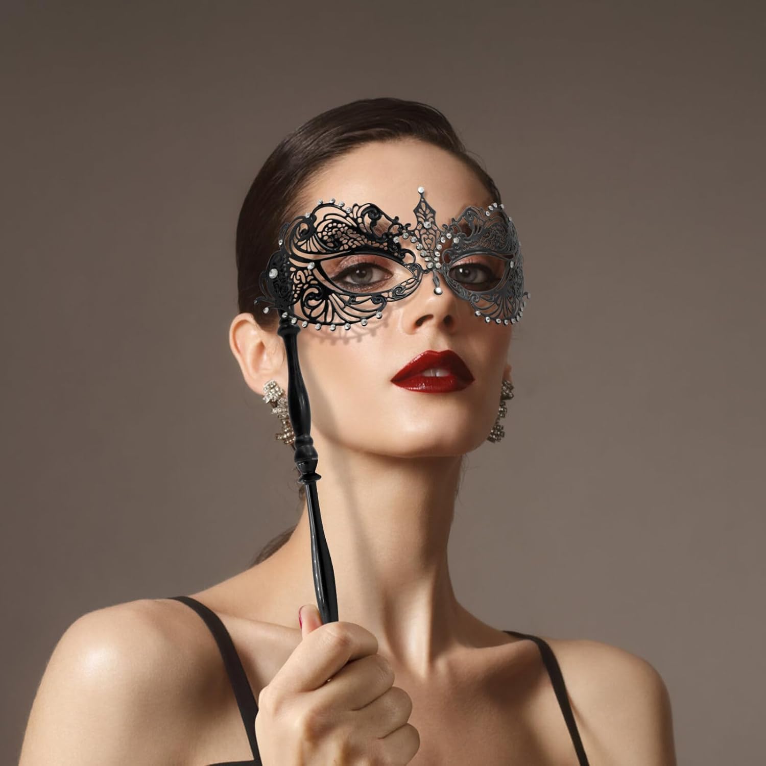 Thmyo Máscara veneciana de fiesta de Mardi Gras de Halloween con palo de sujeción, máscara de mano con plumas de metal y diamantes de imitación