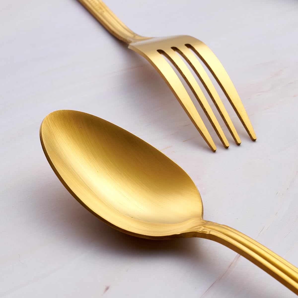 Juego de cubiertos dorados de 30 piezas, cubiertos de acero inoxidable con acabado satinado que incluye tenedores, cucharas y cuchillos, diseño de