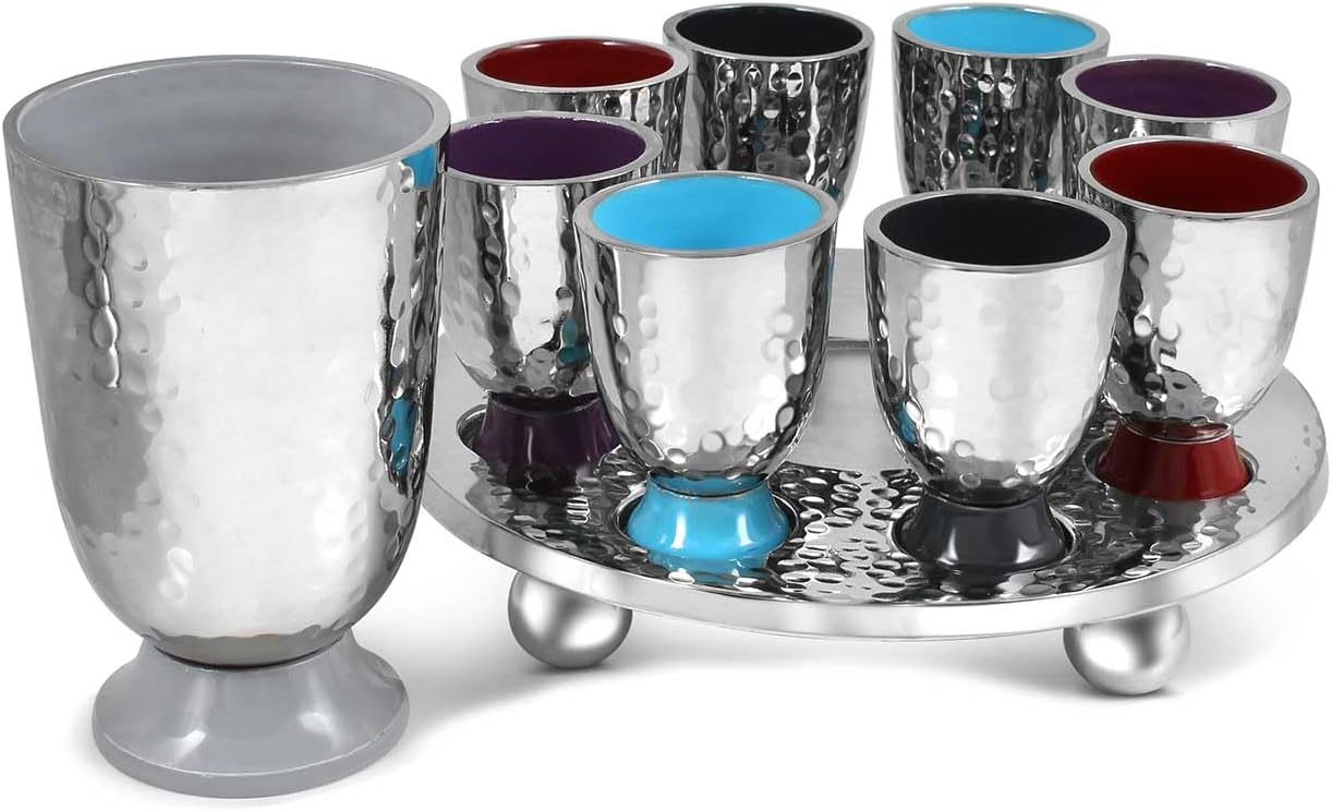 Elegant Display Kidush Cup Juego de fuente de vino  Metal martillado con detalles de esmalte  Copa grande, 8 tazas de chupito para Shabat, Pascua,