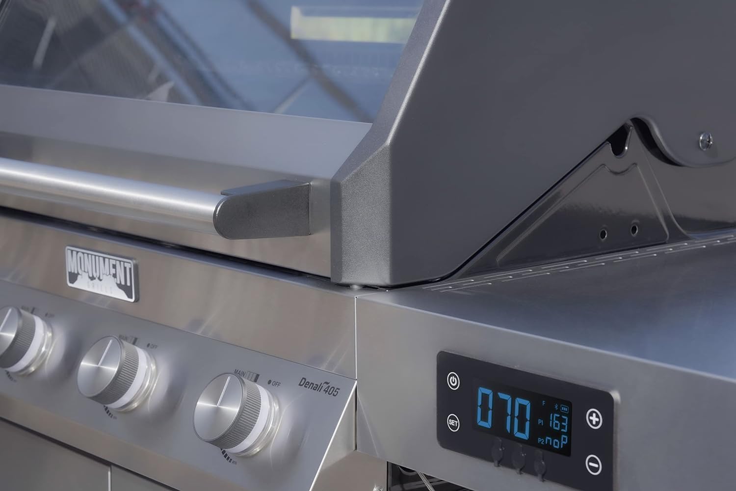 Monument Grills Denali D405 – Parrilla de barbacoa inteligente de gas propano líquido de 4 quemadores de acero inoxidable con placa de cocción (2