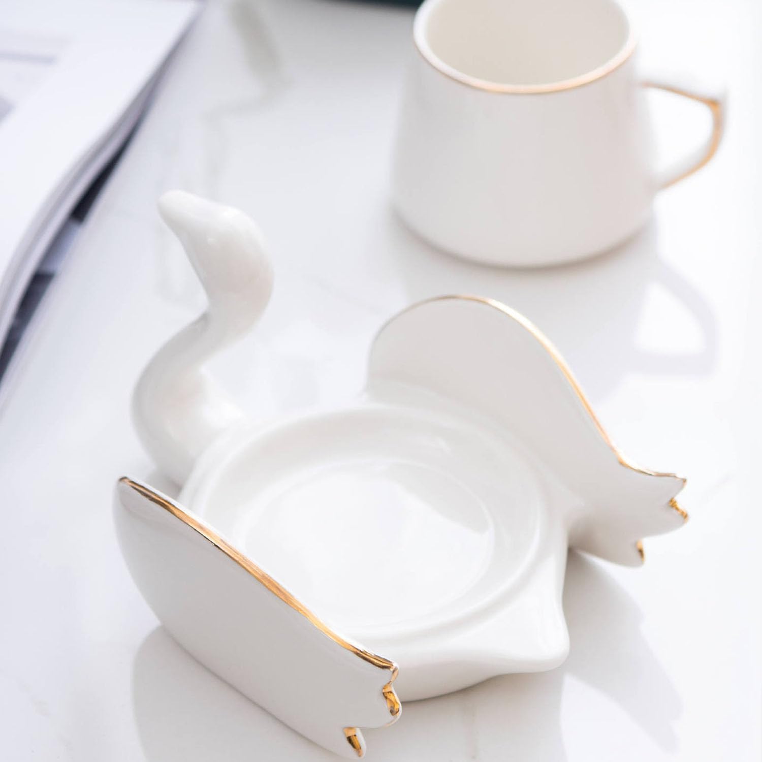 Juego de 2 tazas de café de cerámica y platillo, creativas y lindas tazas de café con posavasos de cisne para oficina y hogar, tazas de porcelana