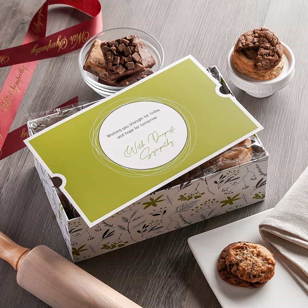 Broadway Basketeers Cestas de regalo de condolencia, caja de regalo de brownies y galletas recién horneados, paquete de cuidado de postres envueltos