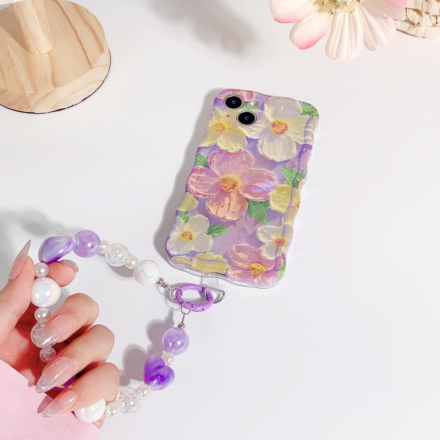 NITITOP Funda compatible con iPhone 13, bonita funda de pulsera de flores de aceite moradas con bonita correa de muñeca con cordón de flores para