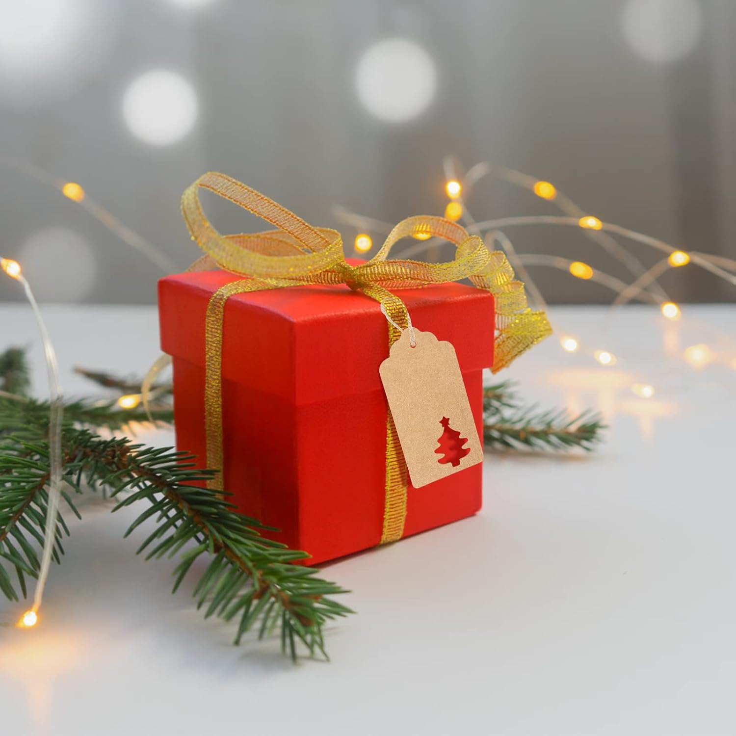 Etiquetas de regalo de Navidad, 100 etiquetas de regalo marrones con cuerdas, 10.58 ozm de papel kraft grueso, etiquetas de Navidad con árbol de