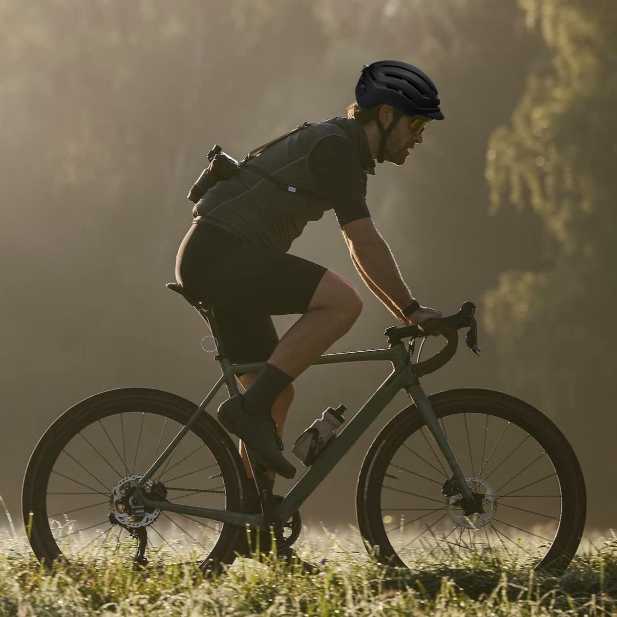 Casco de bicicleta para adultos para hombres y mujeres, casco de bicicleta de carretera de montaña con luz trasera recargable por USB