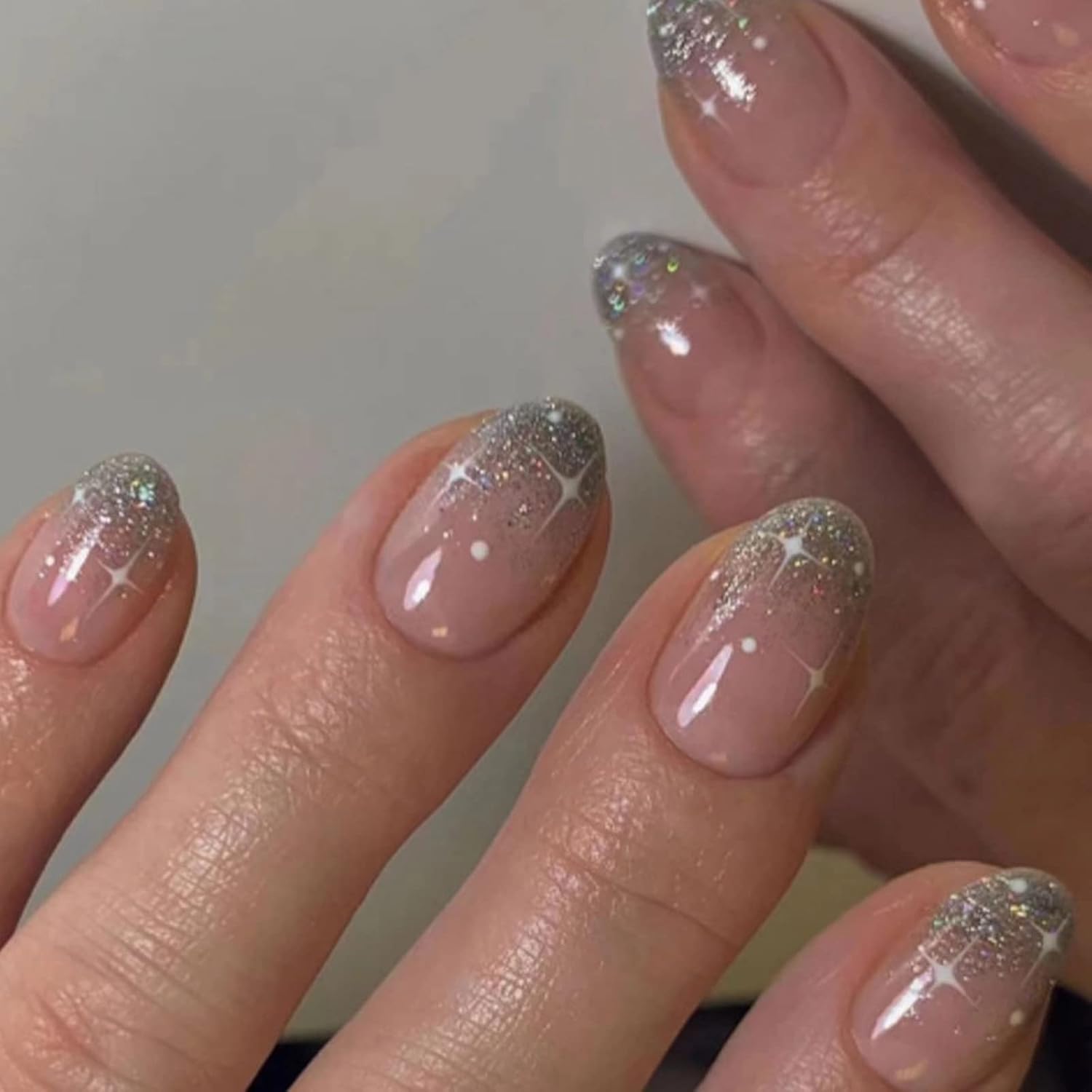 MISUD Uñas postizas cortas redondas a presión, ovaladas, con pegamento brillante, uñas acrílicas brillantes con purpurina, uñas artificiales con
