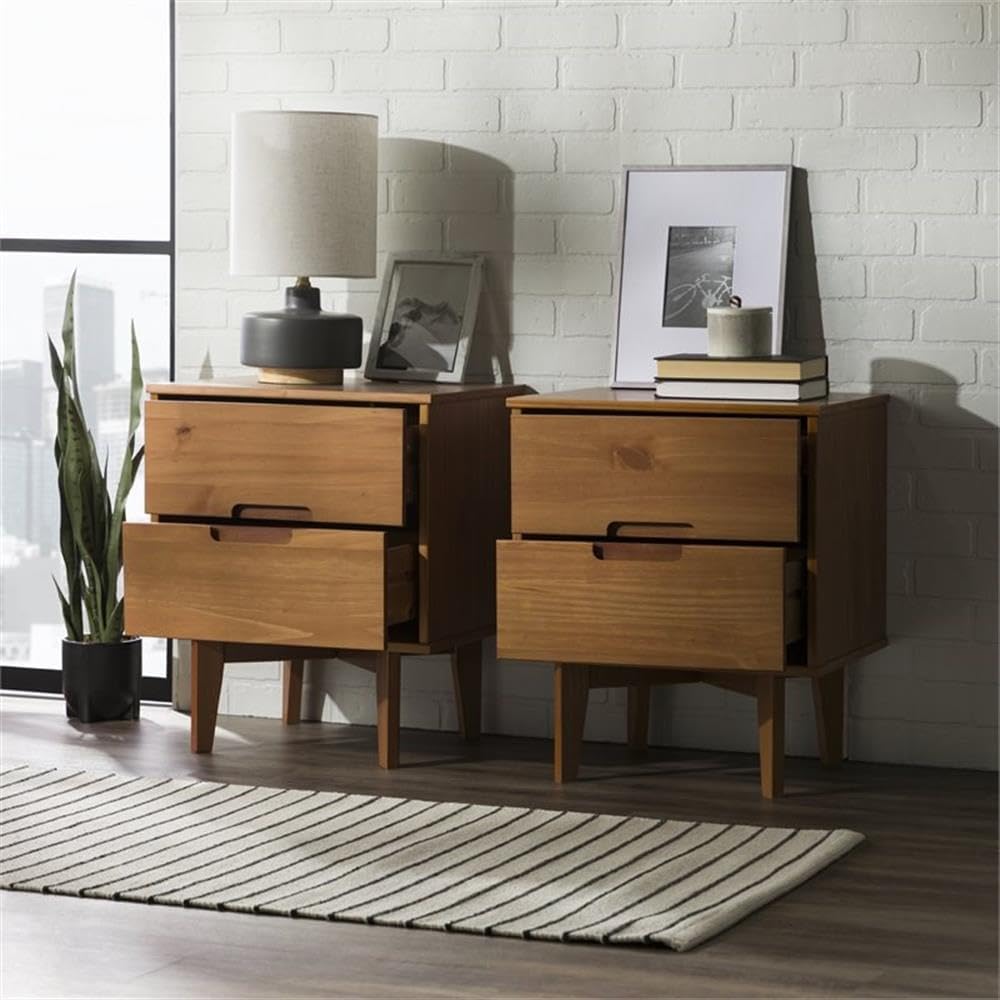 Walker Edison Brynn Modern – Juego de 2 mesitas de noche con mango de ranura de madera maciza, 2 unidades, color caramelo