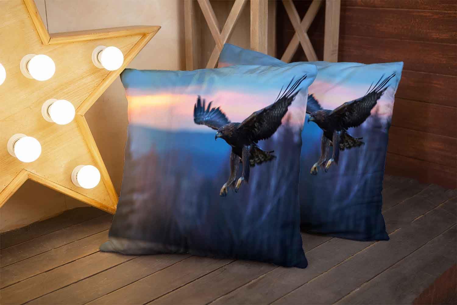 Funda de almohada de paisaje de otoño frío GoldenAquila Chrysaetos Big Bird of Prey aterriza en el prado de otoño con alas extendidas contra el