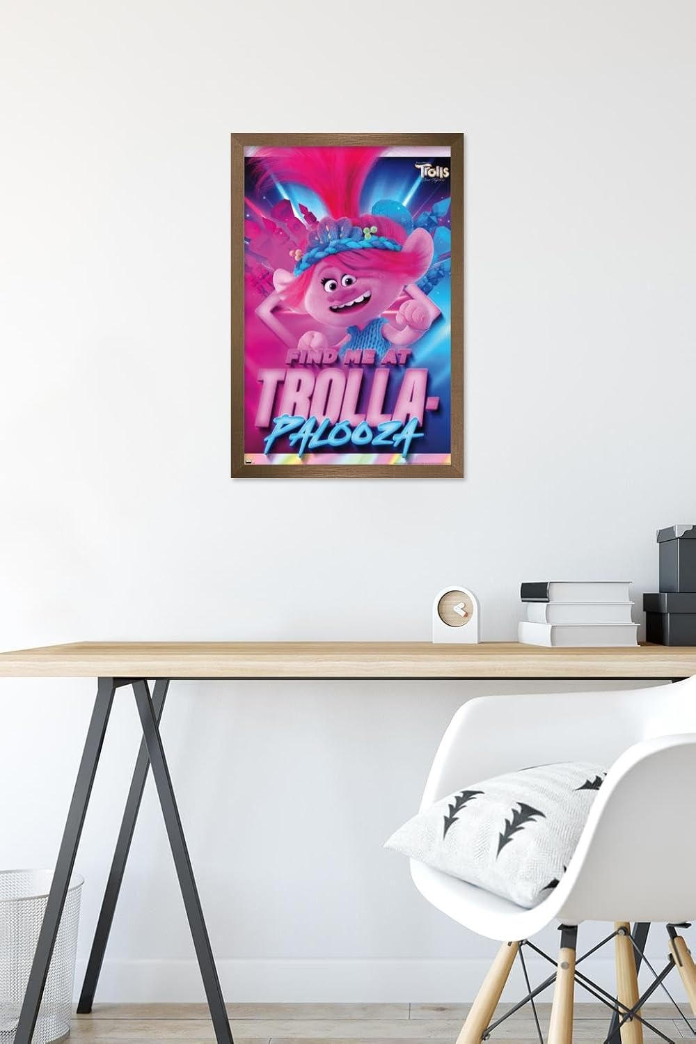 Trends International Trolls Band Together – Póster de pared de amapola, 14.72 x 22.37 pulgadas, versión enmarcada en bronce