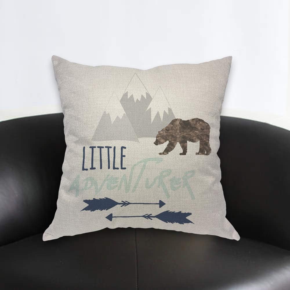 AOYEGO Little Adventurer – Funda de almohada decorativa de viaje con diseño de oso y flecha de montaña, animales salvajes, naturaleza, bosque, 18 x