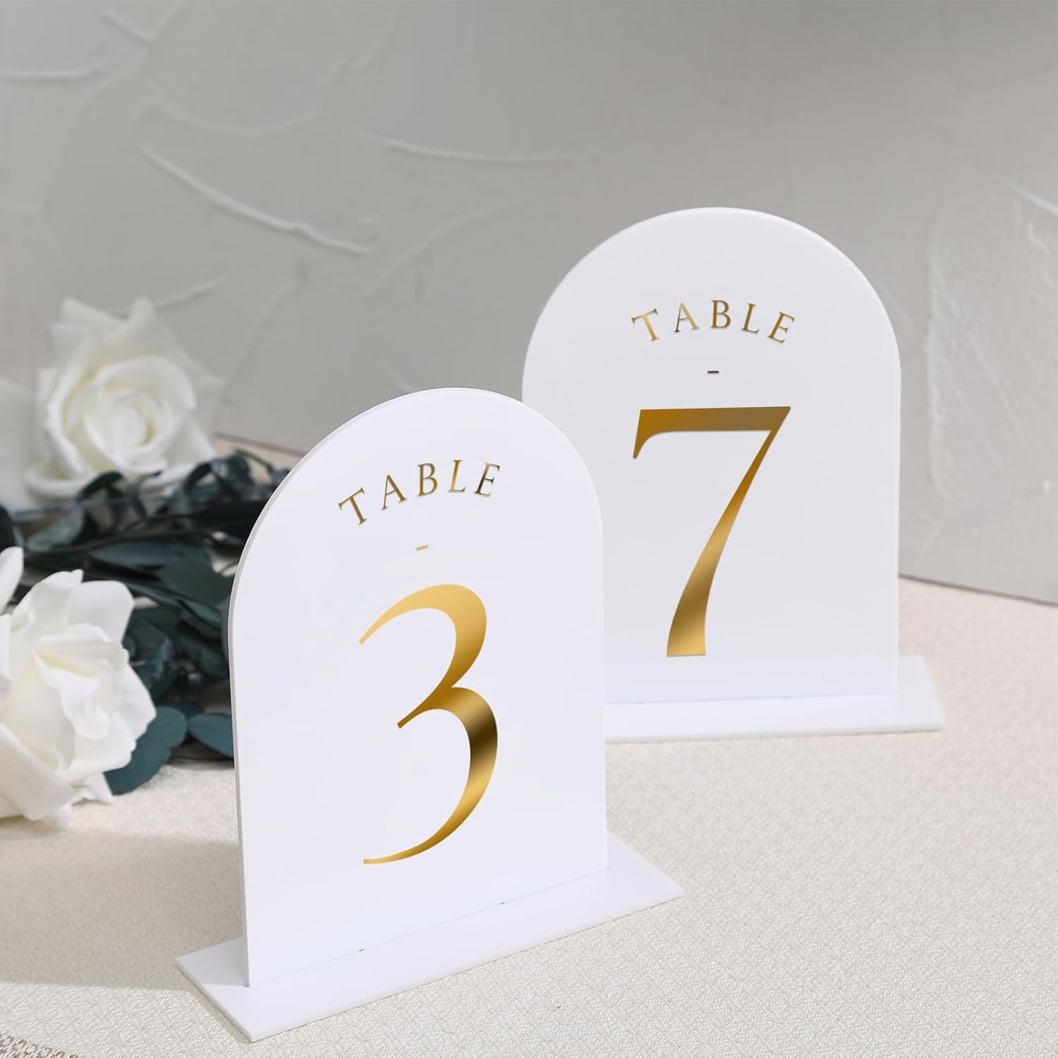 UNIQOOO Números de mesa de boda de arco blanco con soportes del 1 al 15, lámina dorada impresa de 5 x 7 pulgadas, letreros acrílicos de doble cara y