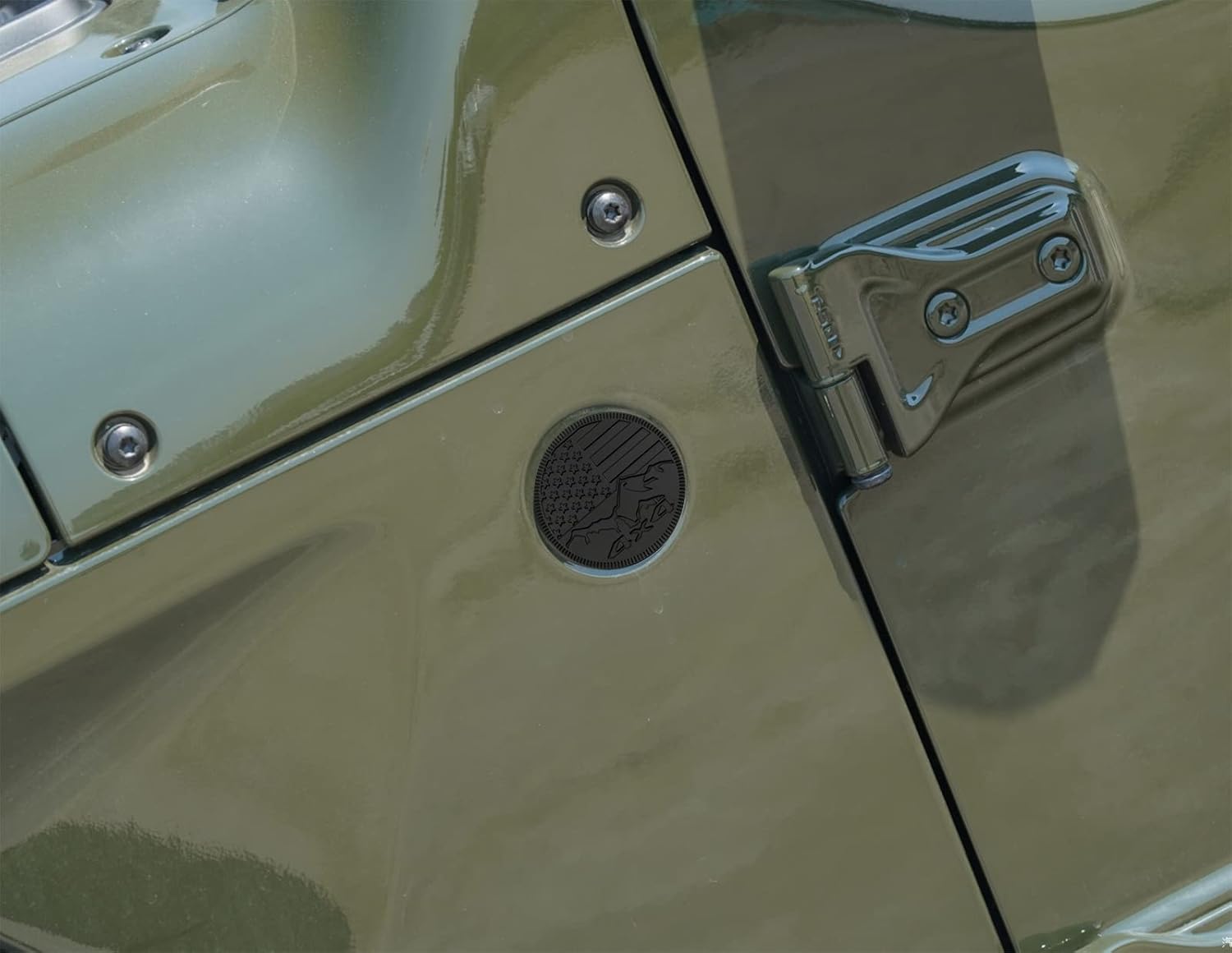 Squatch Badge – Emblema de metal con letras de 4 x 4, compatible con Jeep Wrangler Cherokee y varios automóviles (2 piezas) (Mute Black Mountain)