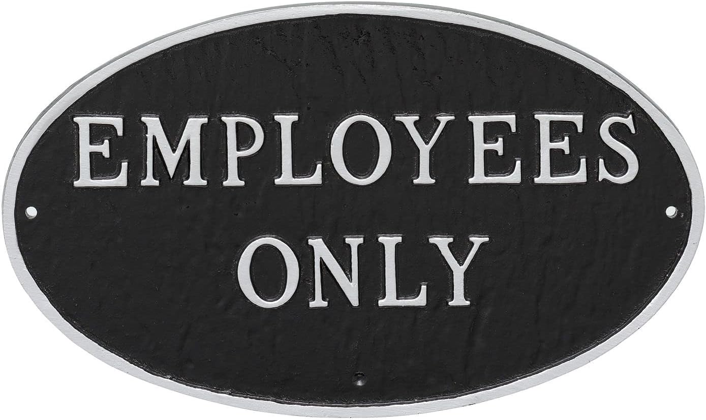 Placa ovalada de metal fundido con texto en inglés “Employees Only” – Placa de exhibición para césped o pared – Letrero de seguridad empresarial –