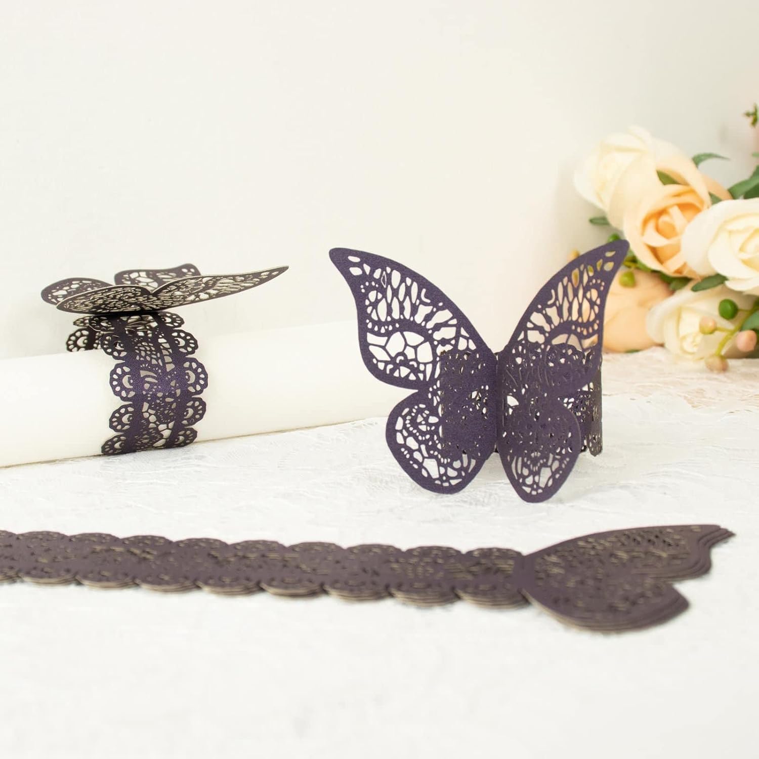Efavormart – Paquete de 12 servilleteros de papel con diseño de mariposa de corte láser, lazos para silla, soportes para servilletas