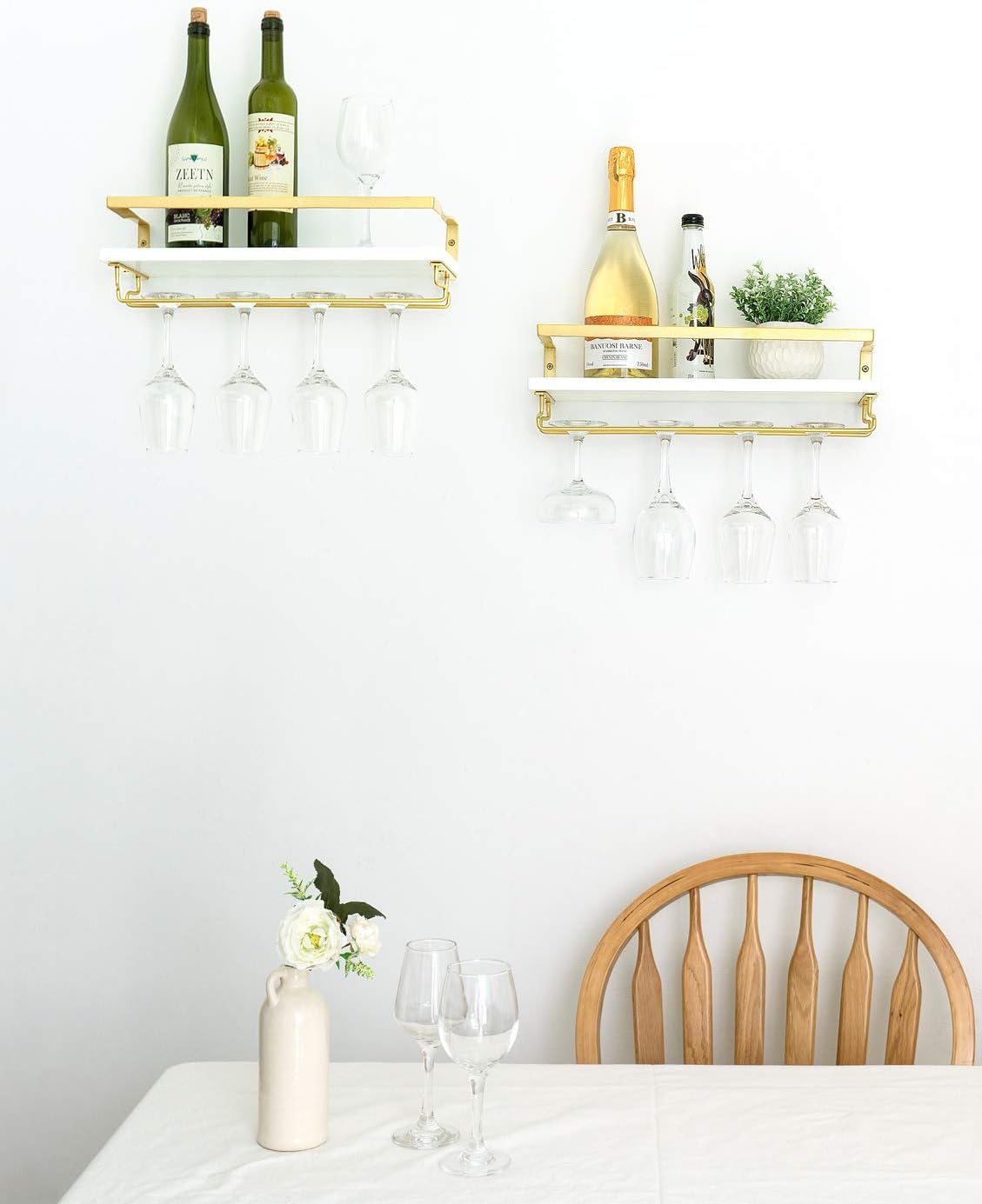 Mkono Estante de vino montado en la pared, juego de 2 soportes para botellas de vino de madera blanca, estantes flotantes con colgador de copas de